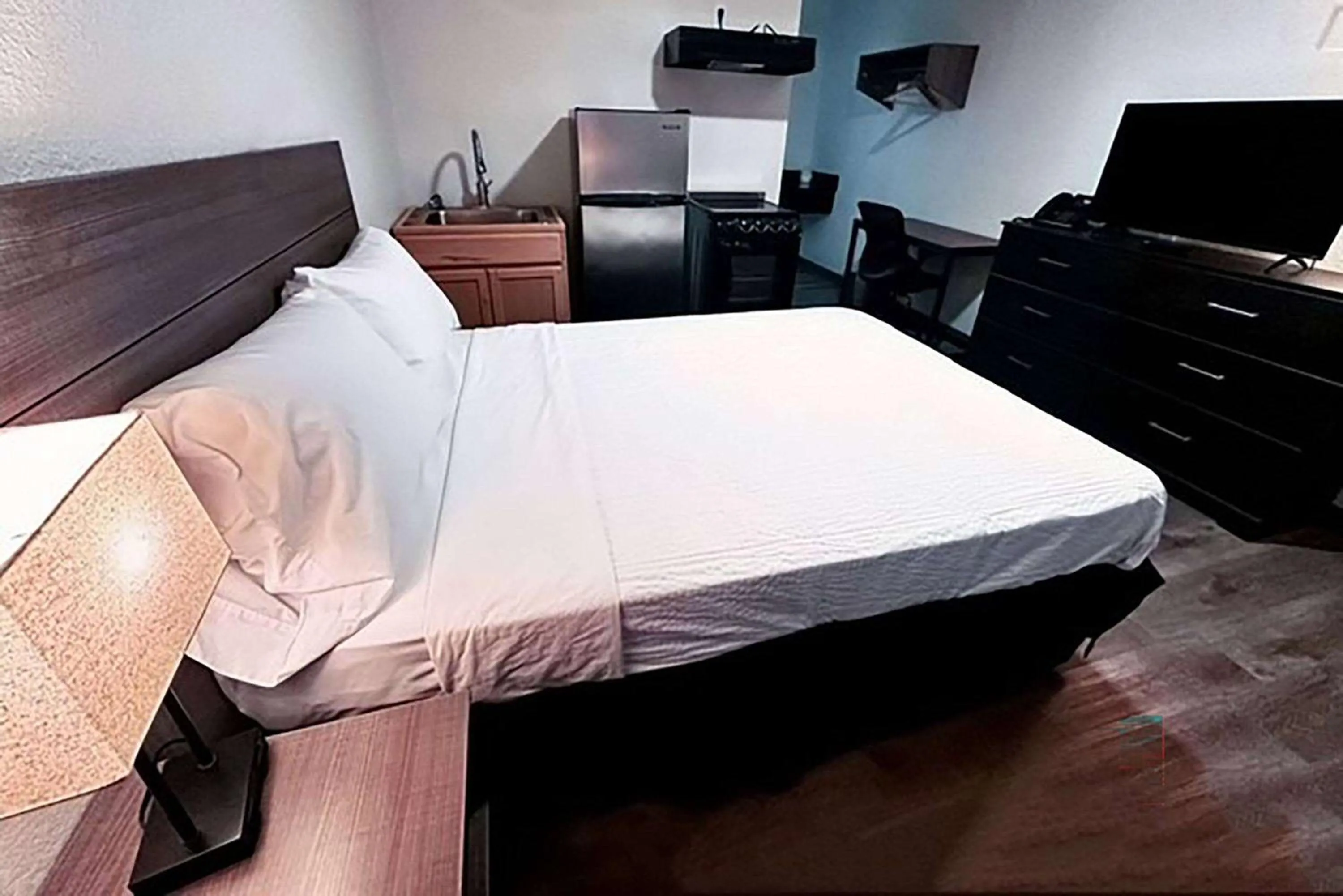 Photo of the whole room, Bed in Studio City Suites, a Travelodge by Wyndham