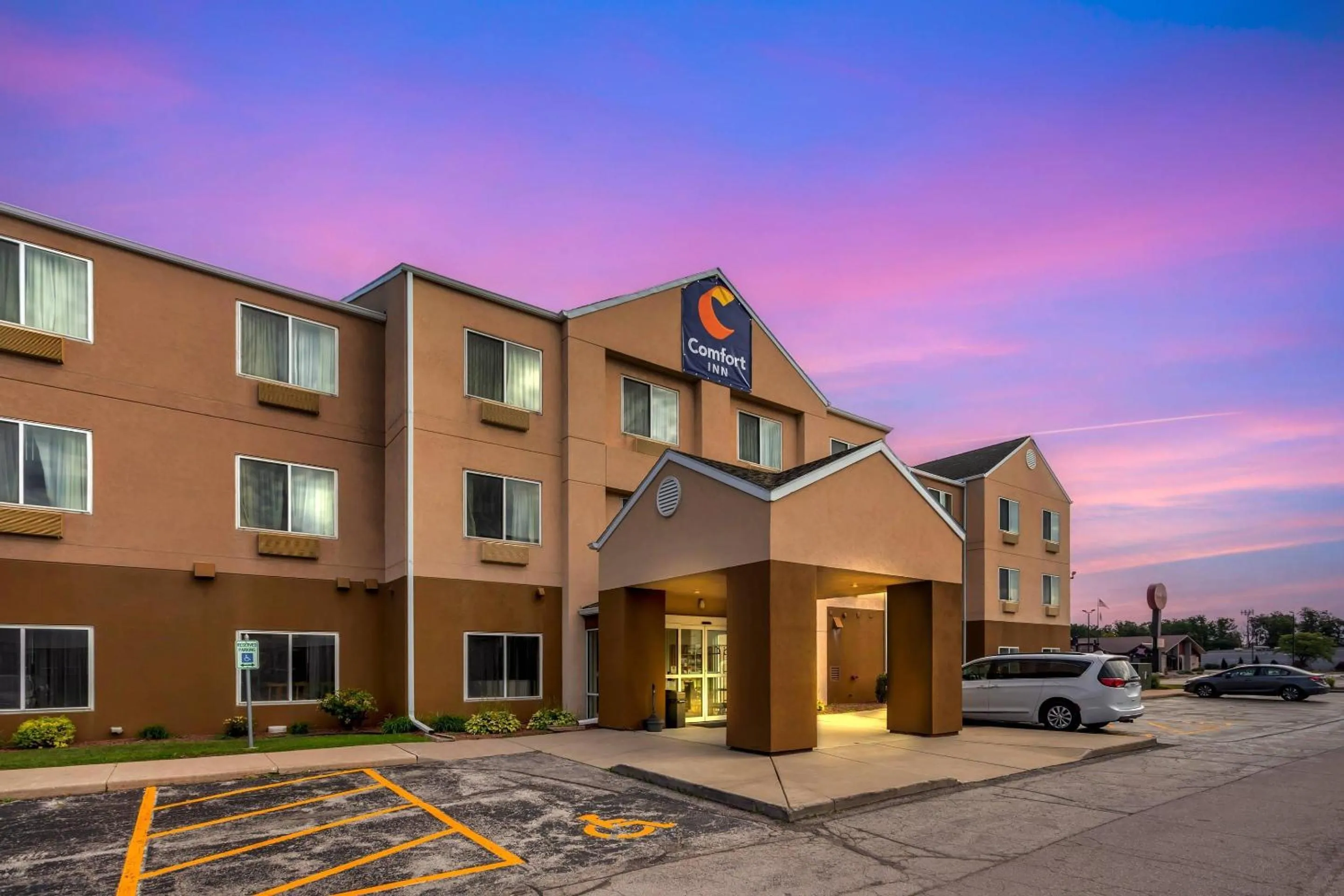 Property building in Comfort Inn & Suites Green Bay Stadium Area