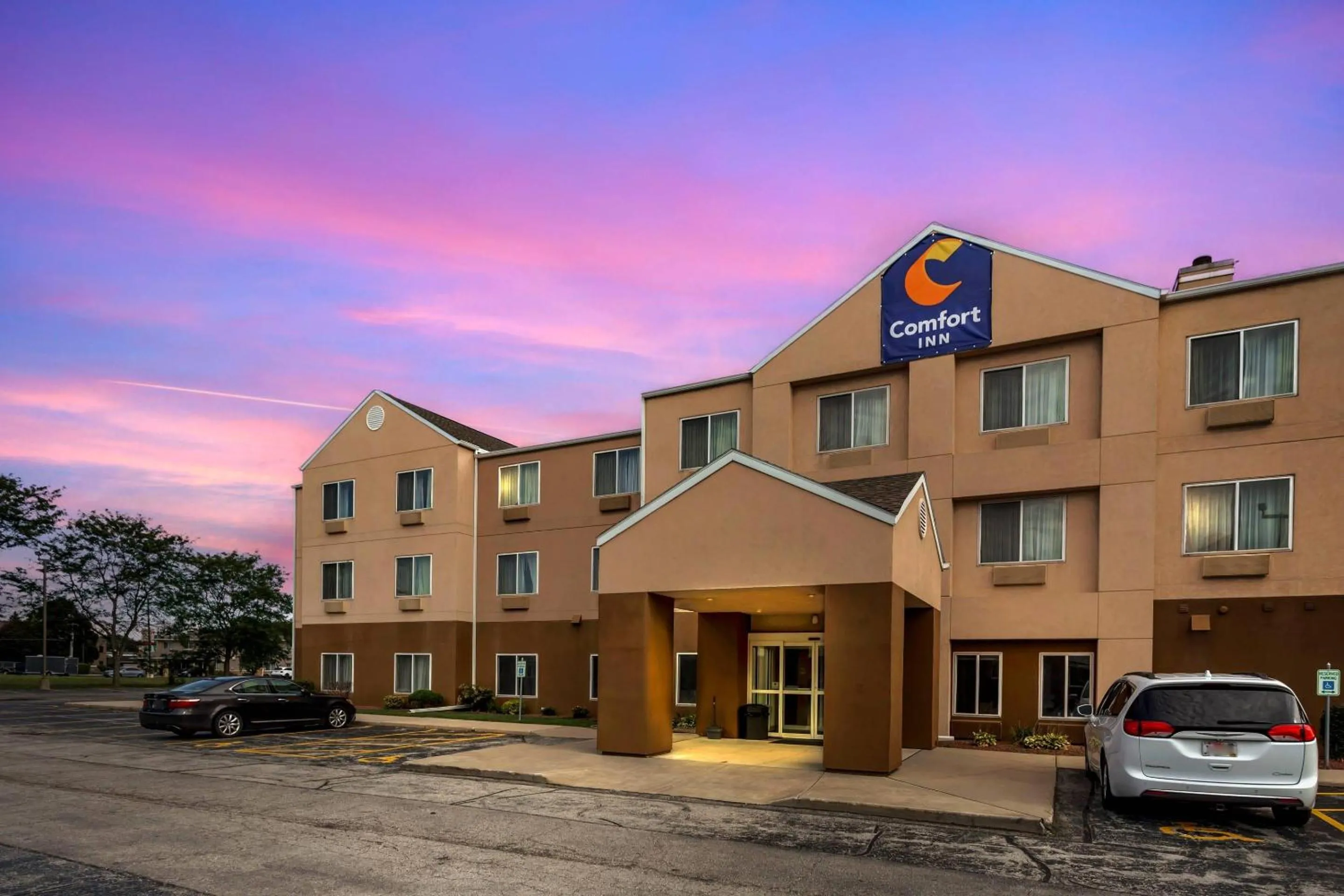 Property building in Comfort Inn & Suites Green Bay Stadium Area
