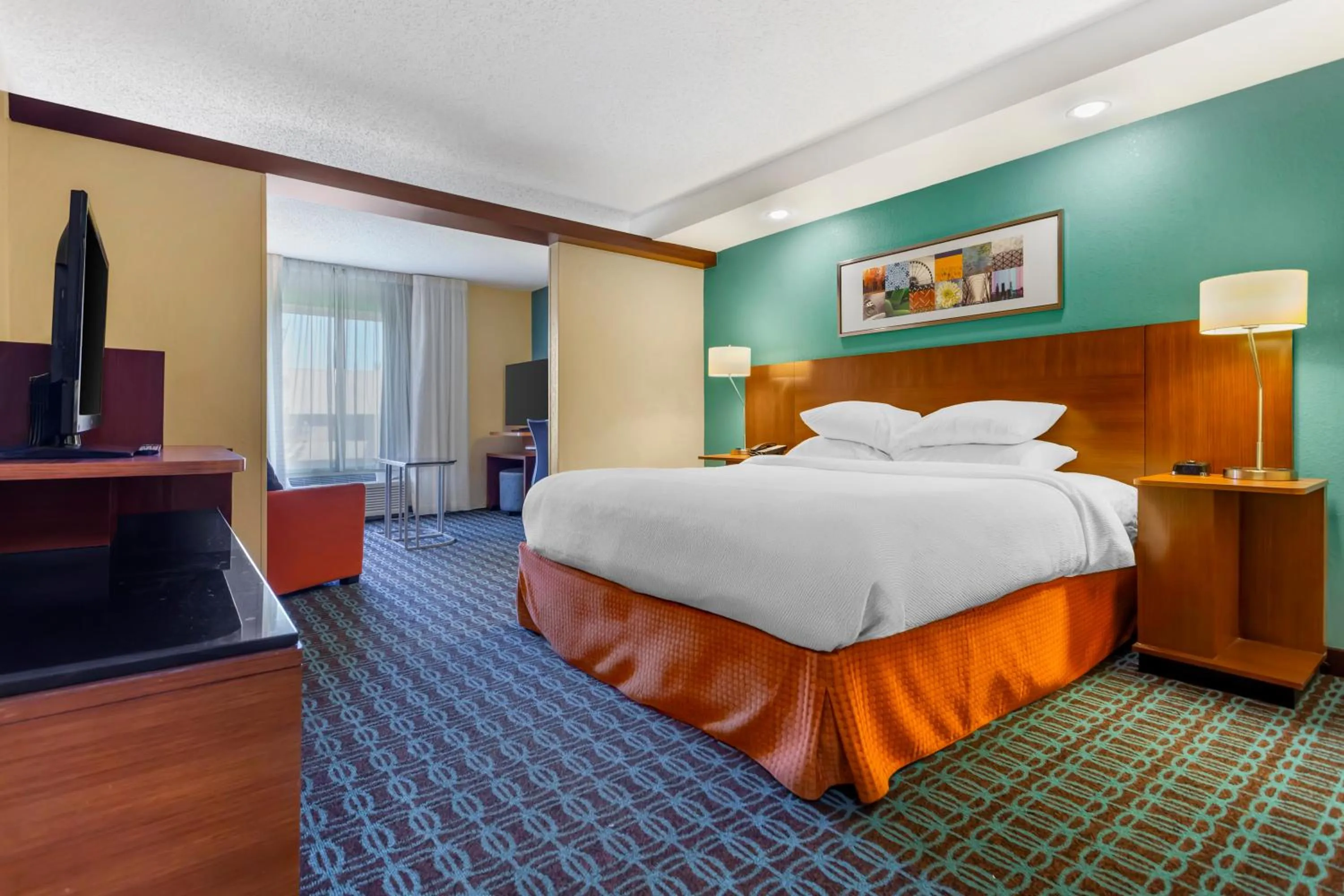 Photo of the whole room, Bed in Comfort Inn & Suites Green Bay Stadium Area