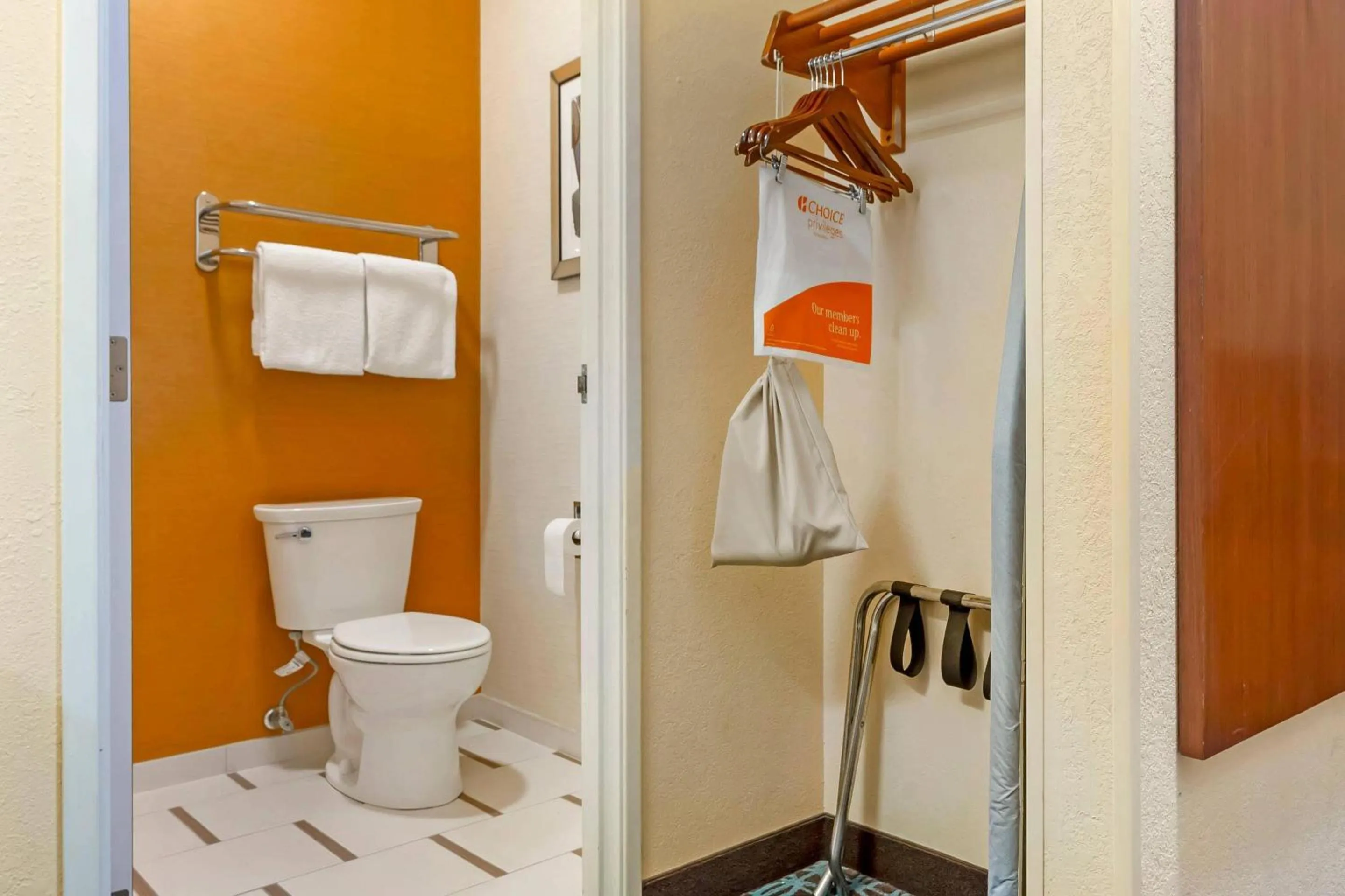 Bedroom in Comfort Inn & Suites Green Bay Stadium Area