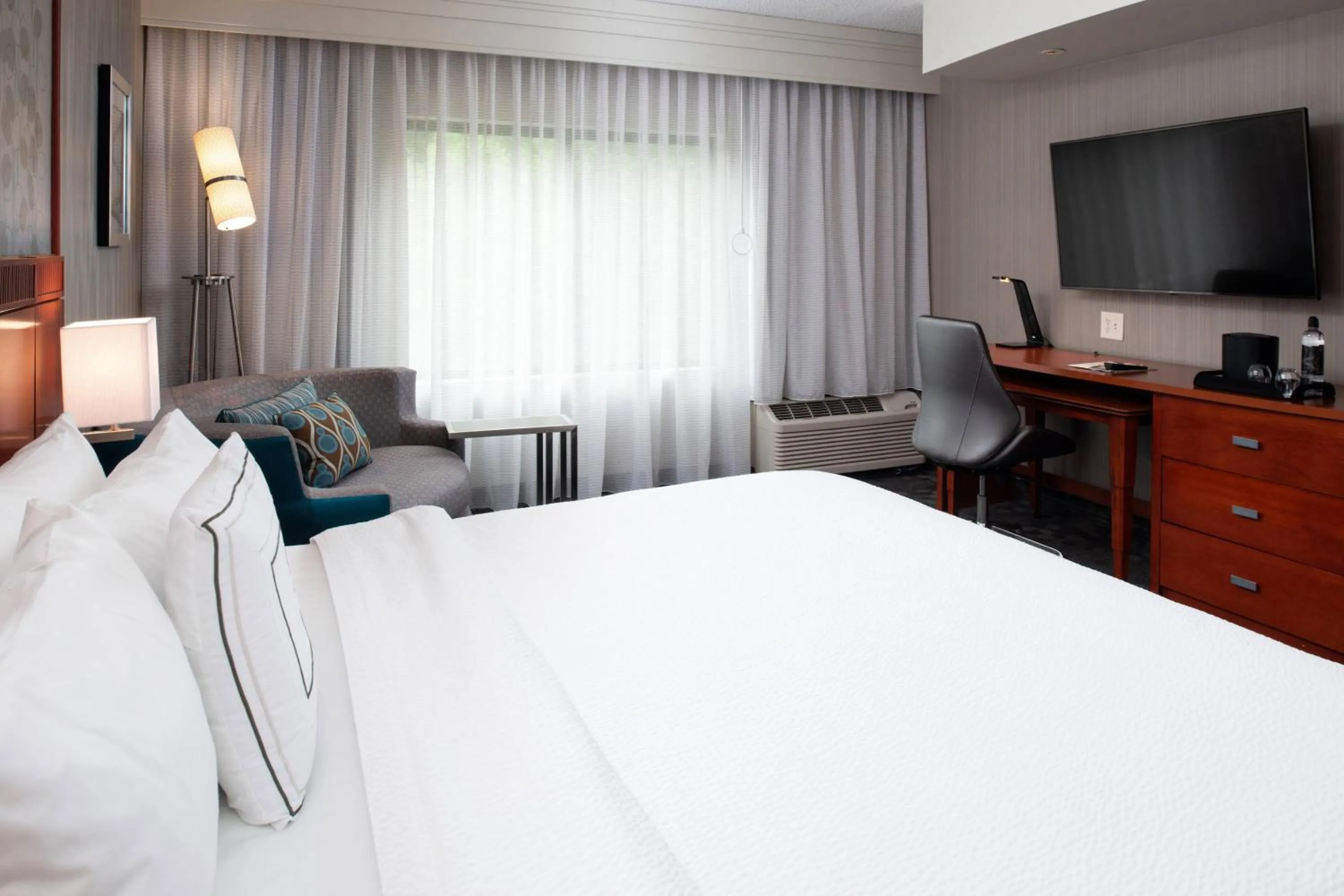 Photo of the whole room, Bed in Courtyard High Point