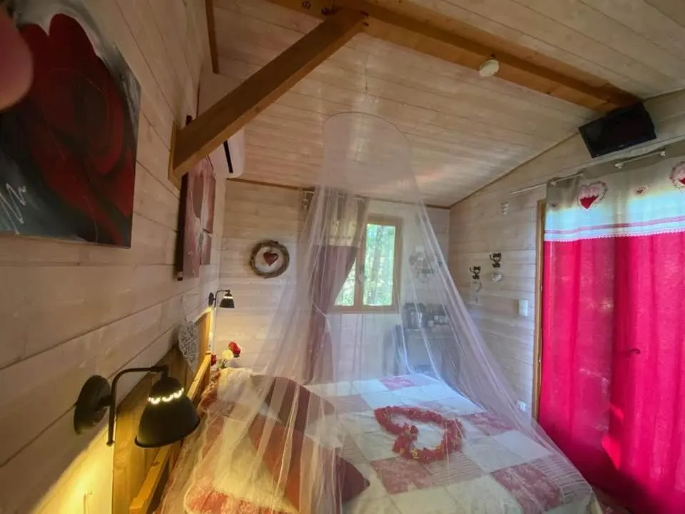 Bed in La cabane des amoureux