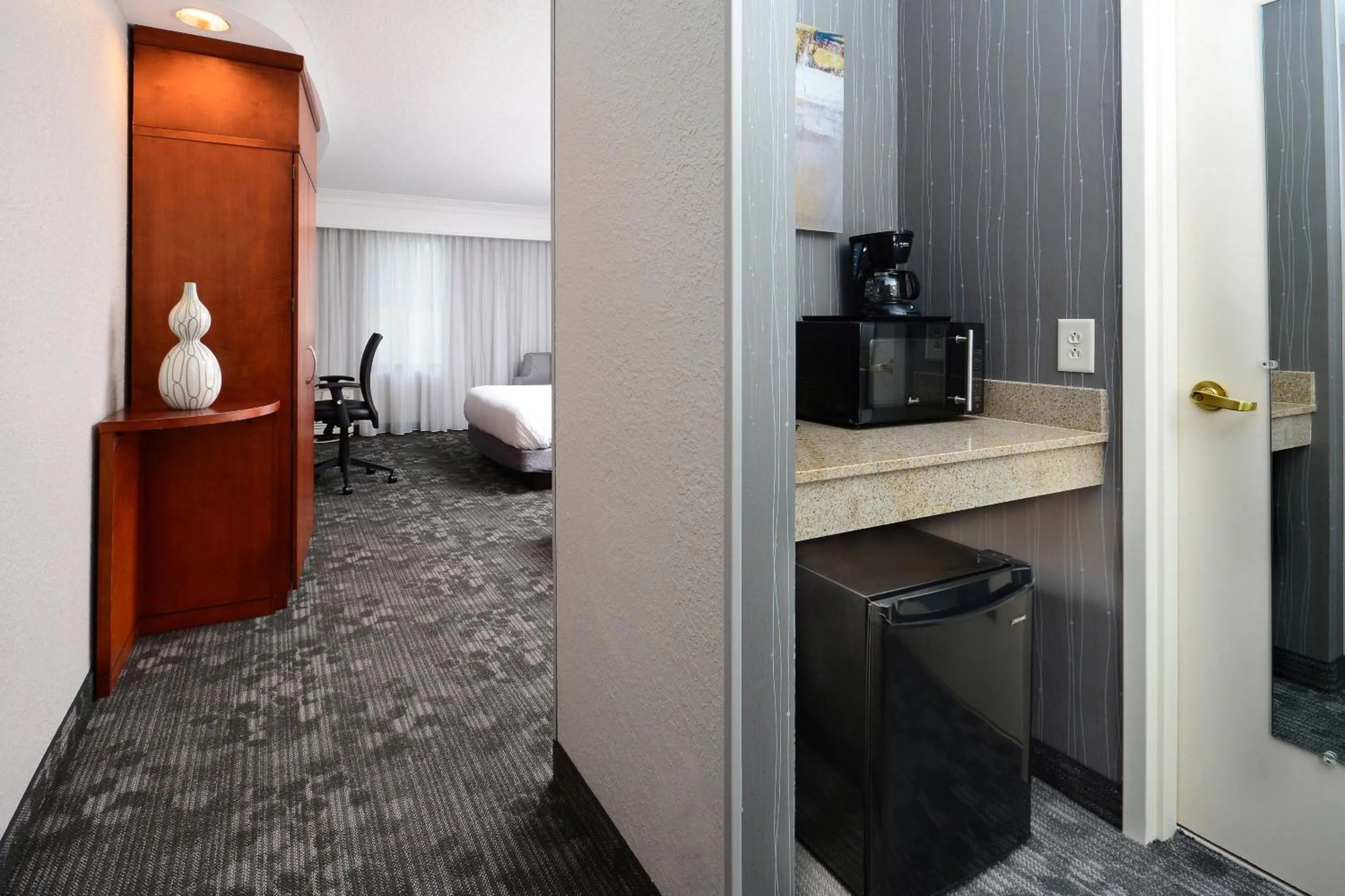 Photo of the whole room, Bed in Courtyard Danville