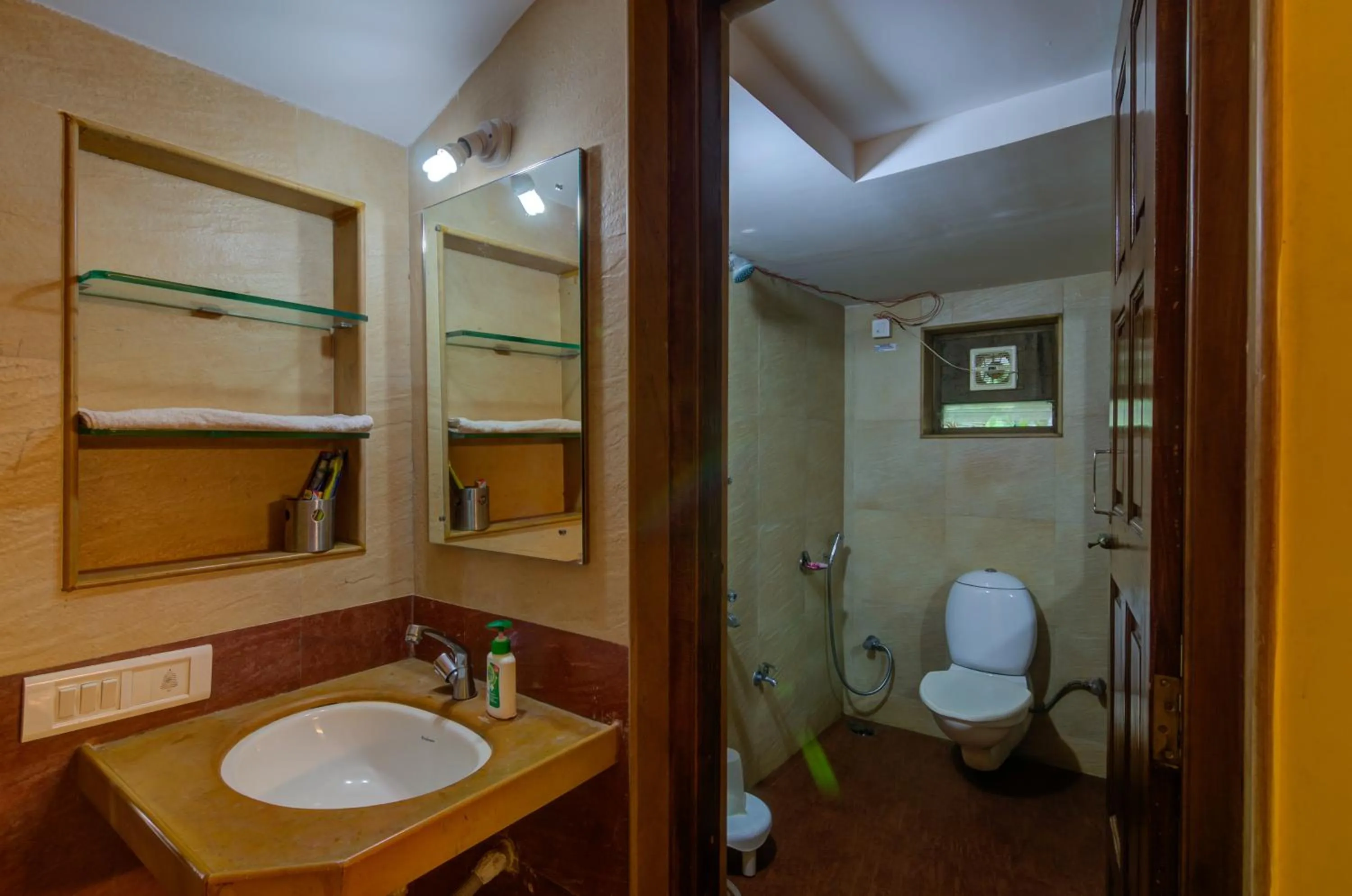 Toilet in Shantai By the Lake