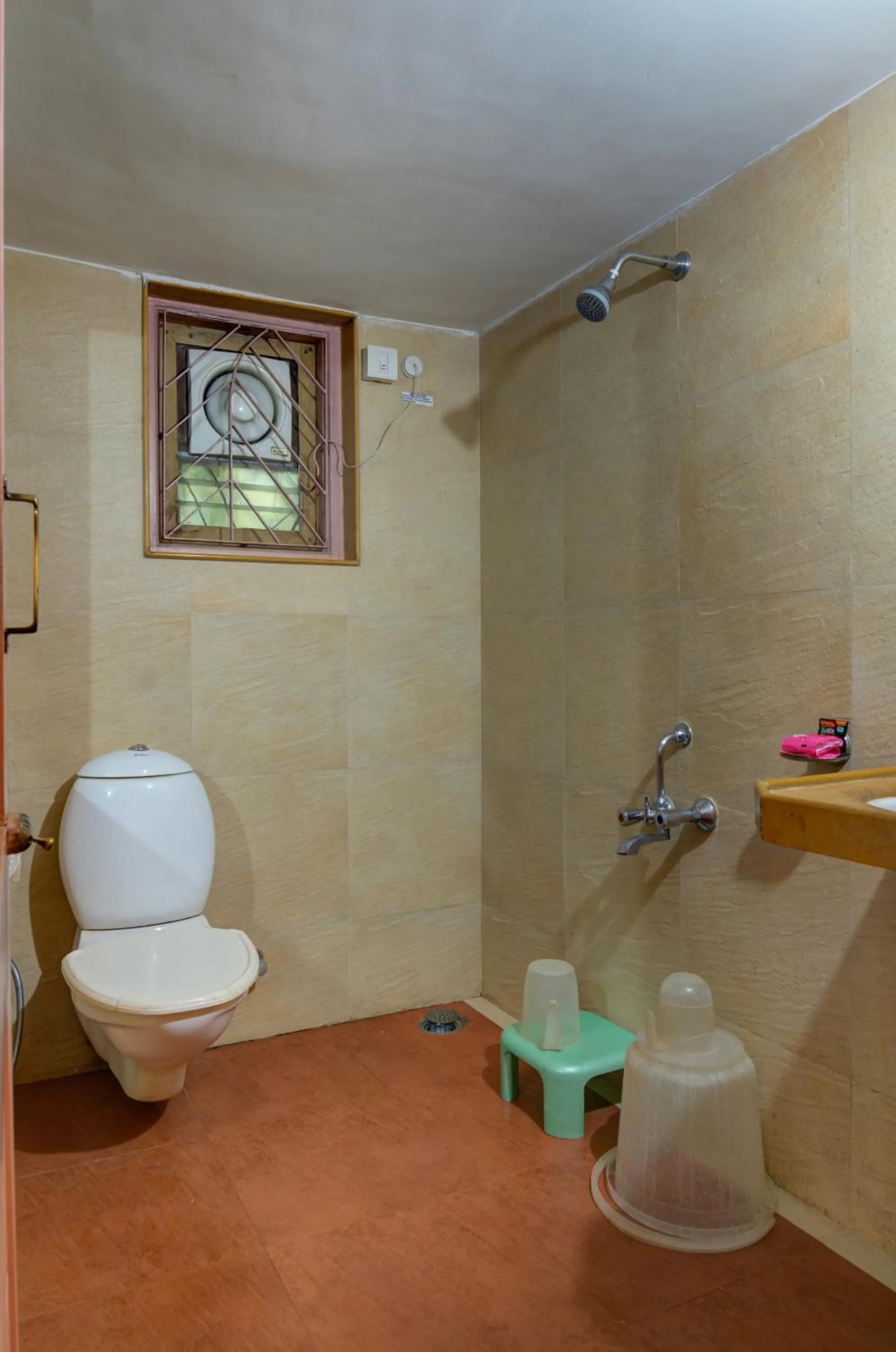 Toilet in Shantai By the Lake