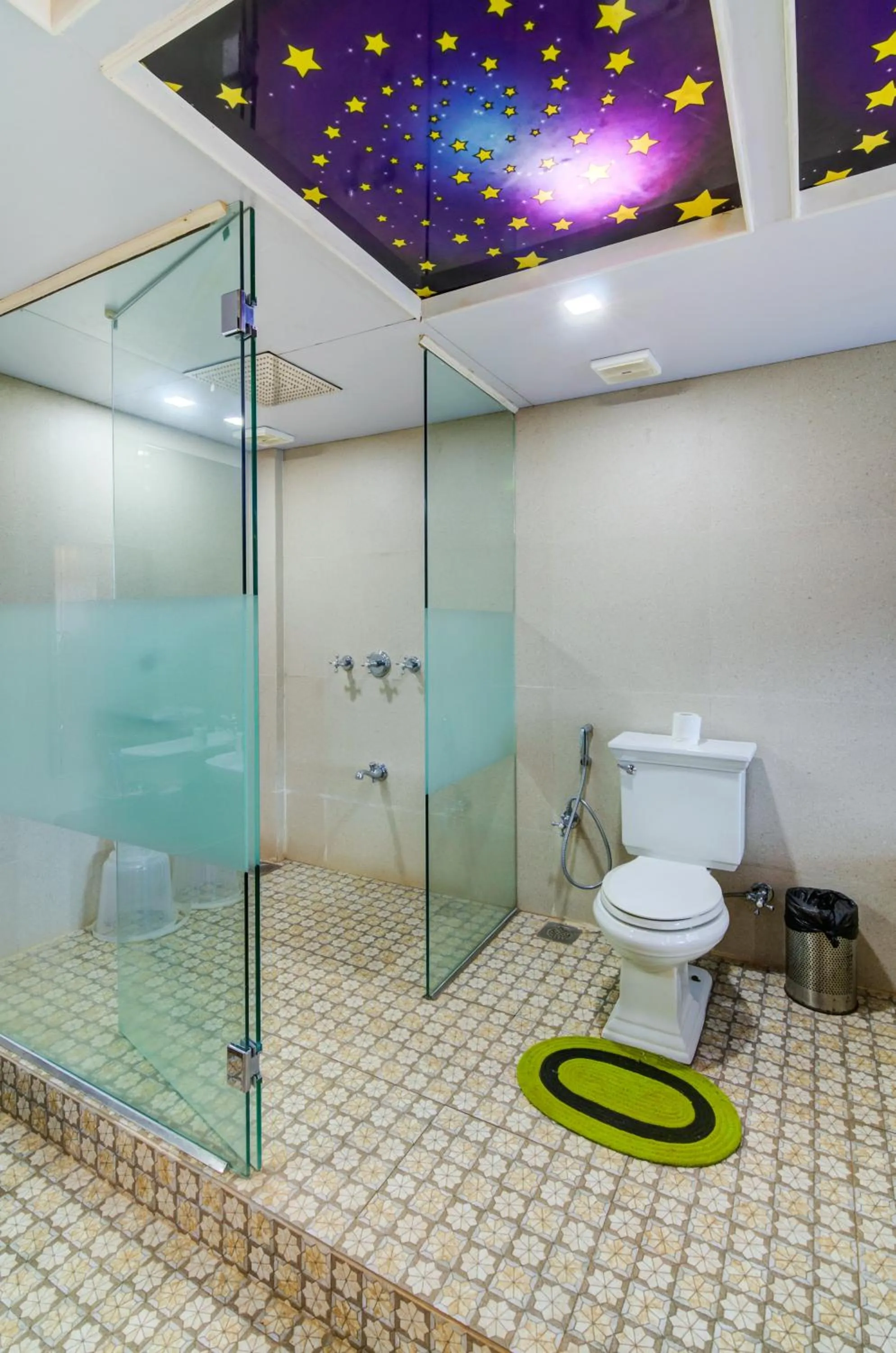 Toilet in Shantai By the Lake