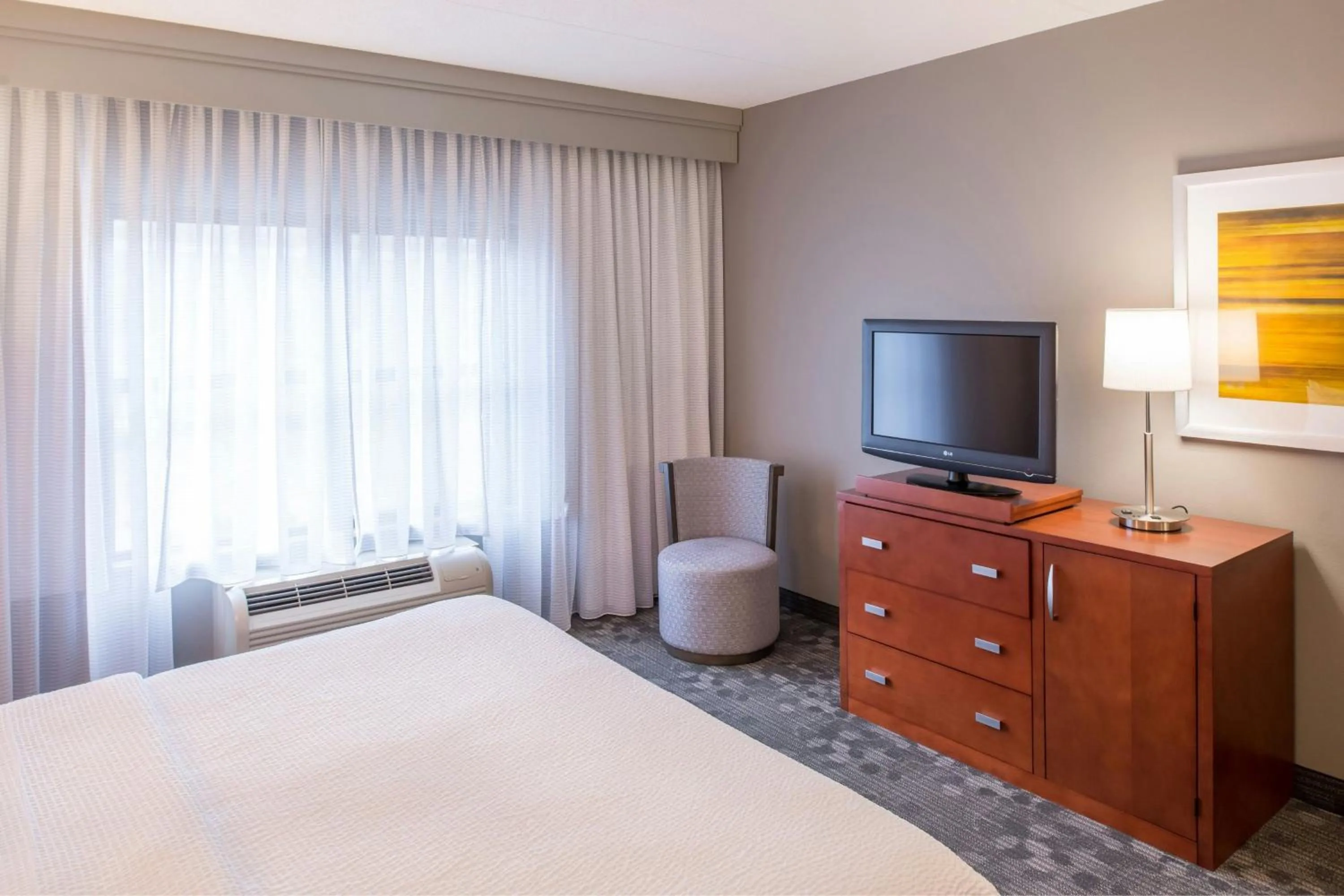 Photo of the whole room, Bed in Courtyard Clemson