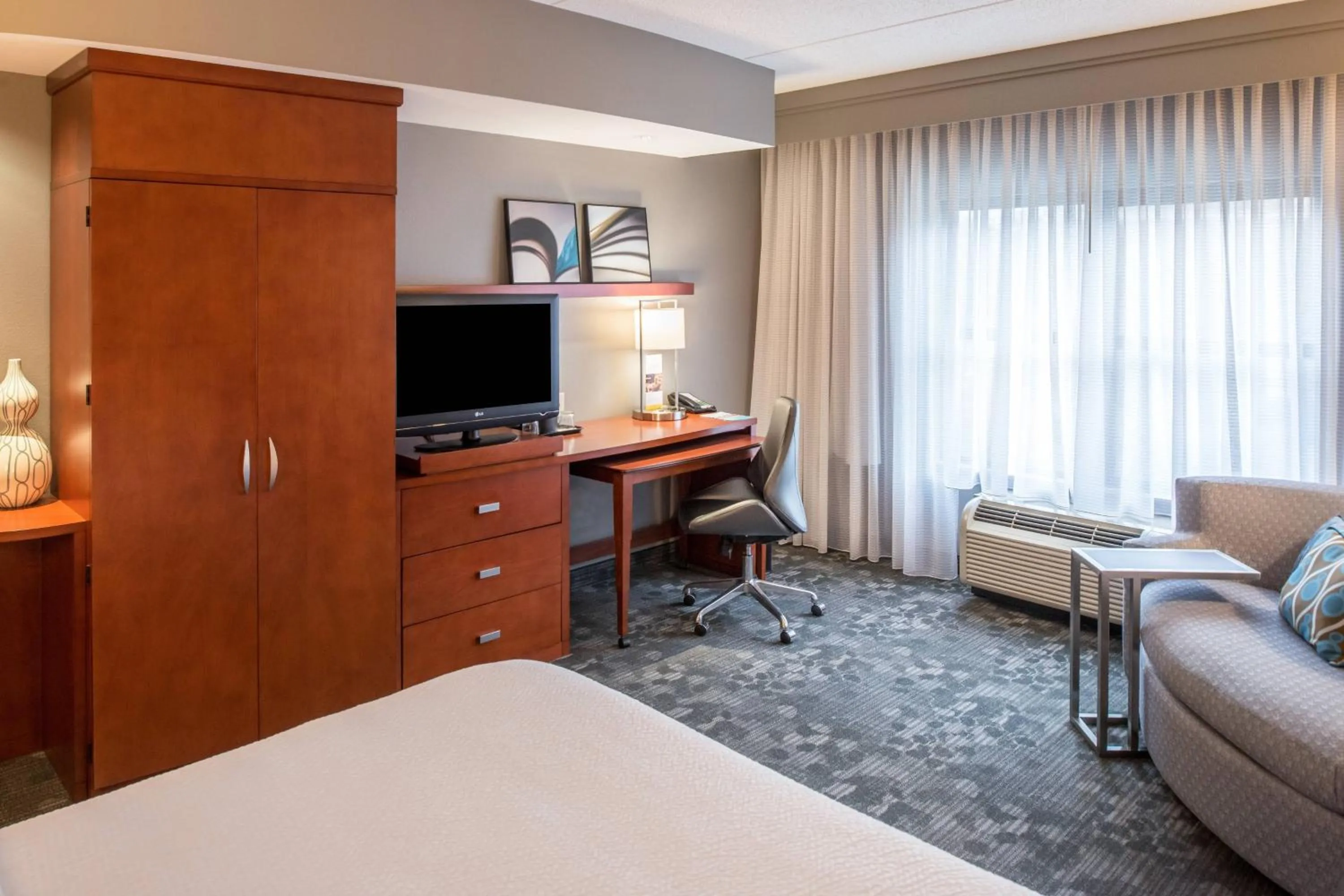 Photo of the whole room, Bed in Courtyard Clemson