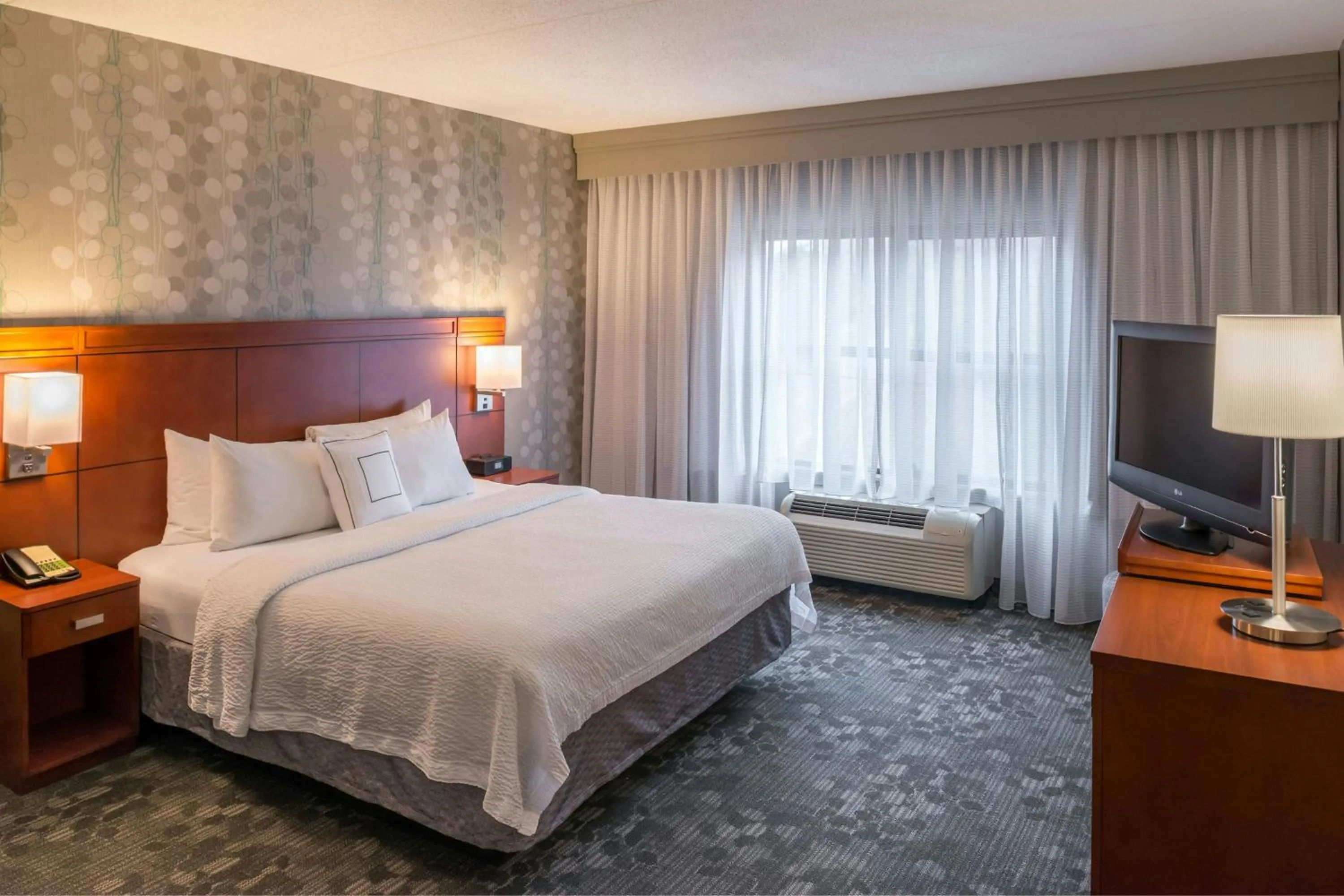 Photo of the whole room, Bed in Courtyard Clemson