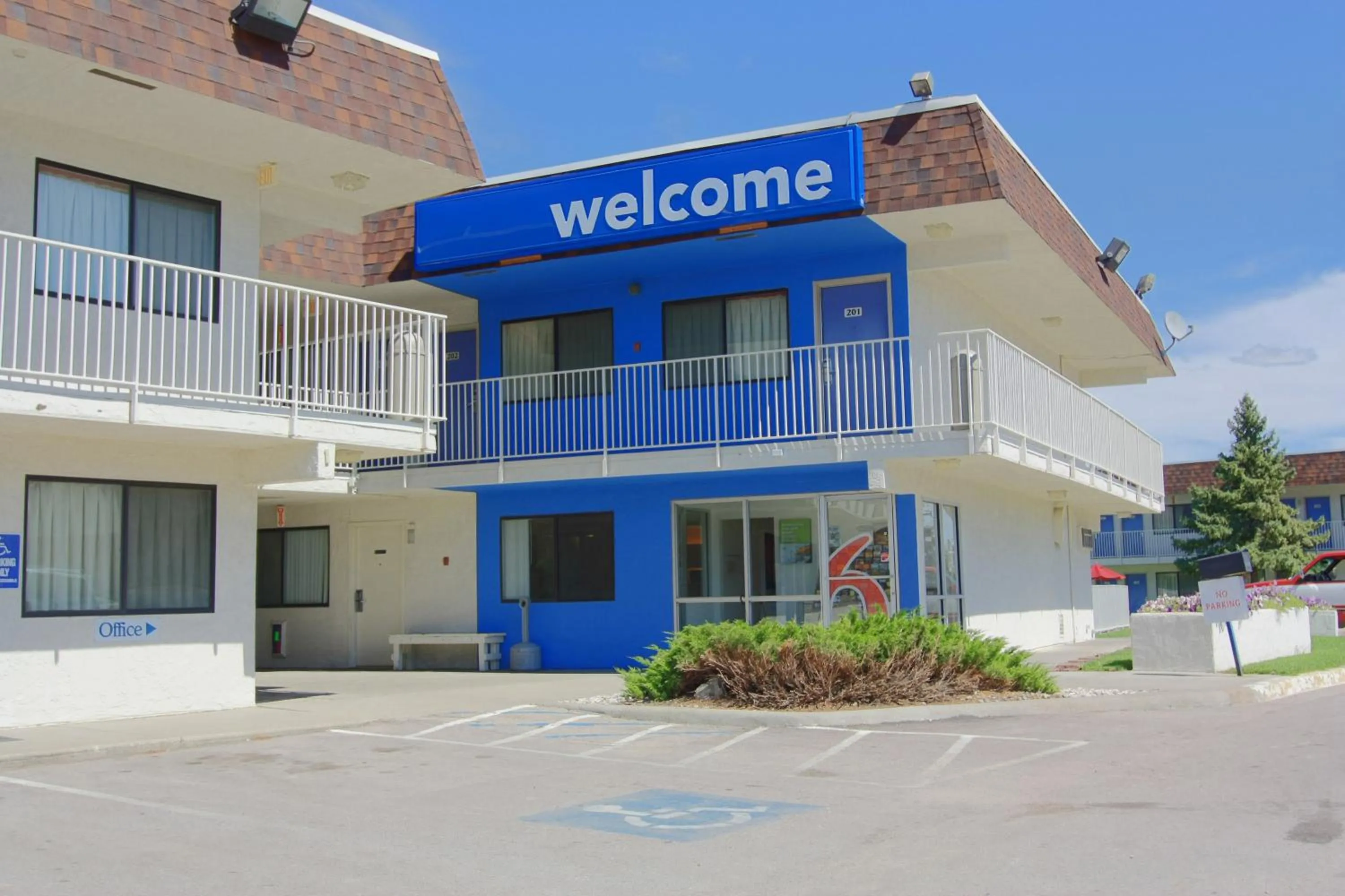 Facade/entrance, Property Building in Motel 6-Rapid City, SD