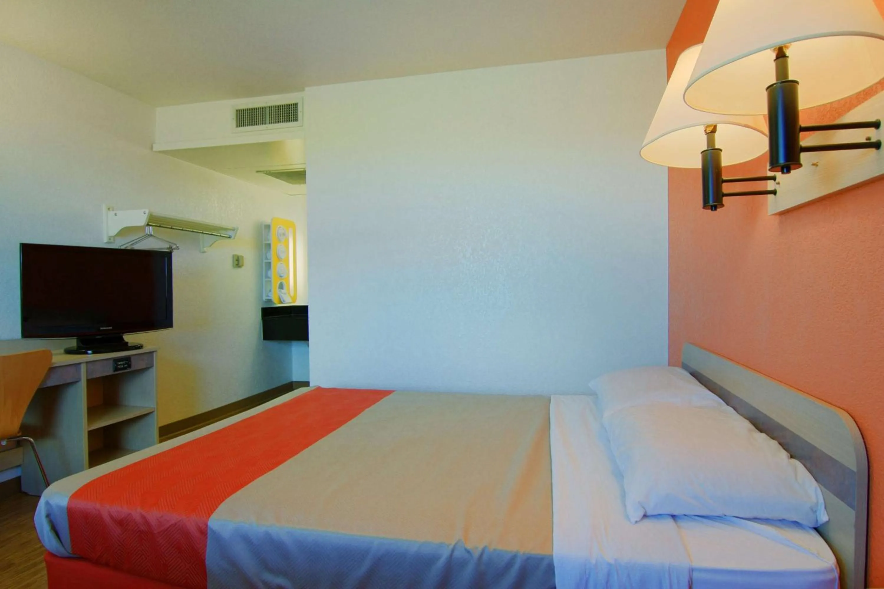 TV and multimedia, Room Photo in Motel 6-Rapid City, SD