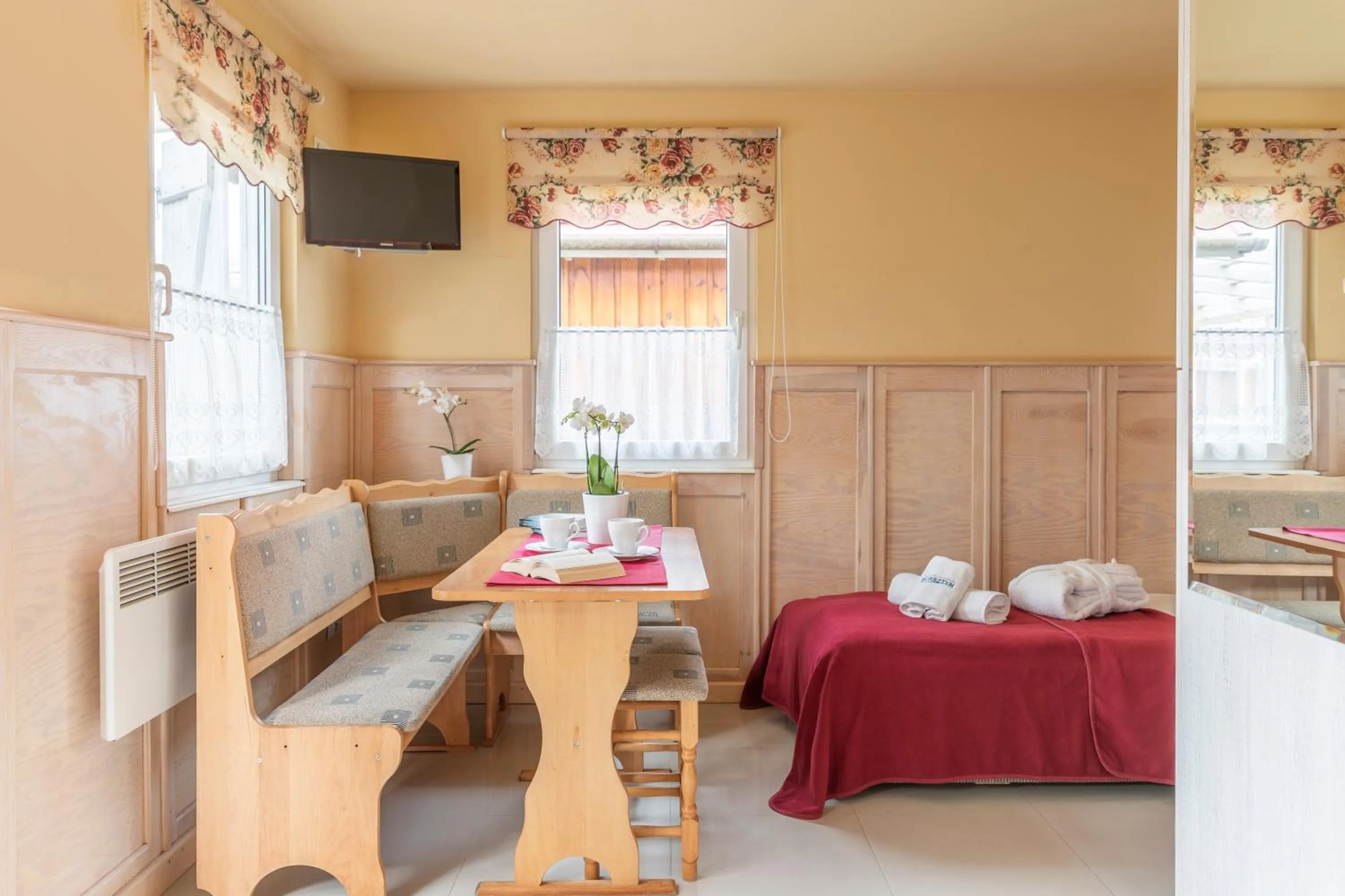 Living room, Bed in BURSZTYN - BERNSTEIN SPA & Wellness