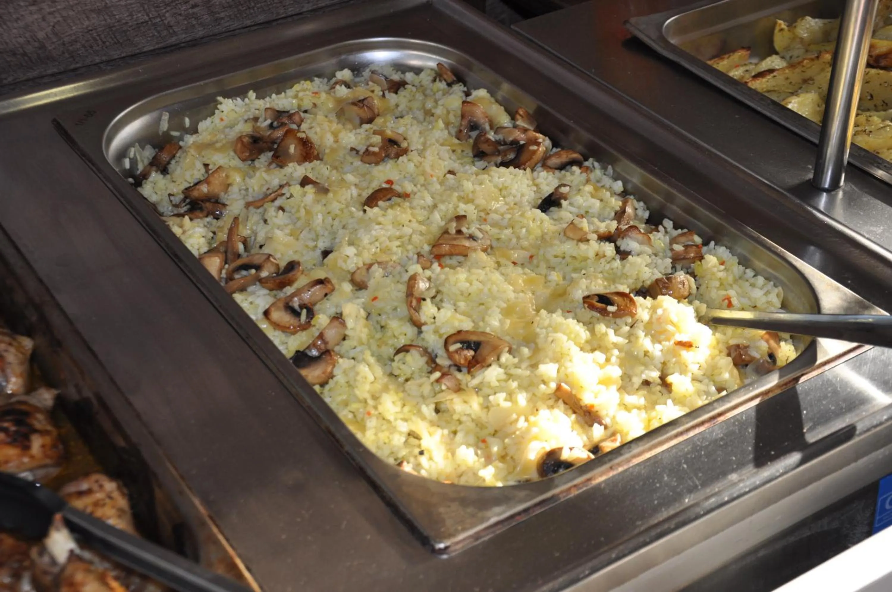 Restaurant/places to eat in Hotel BelleVille