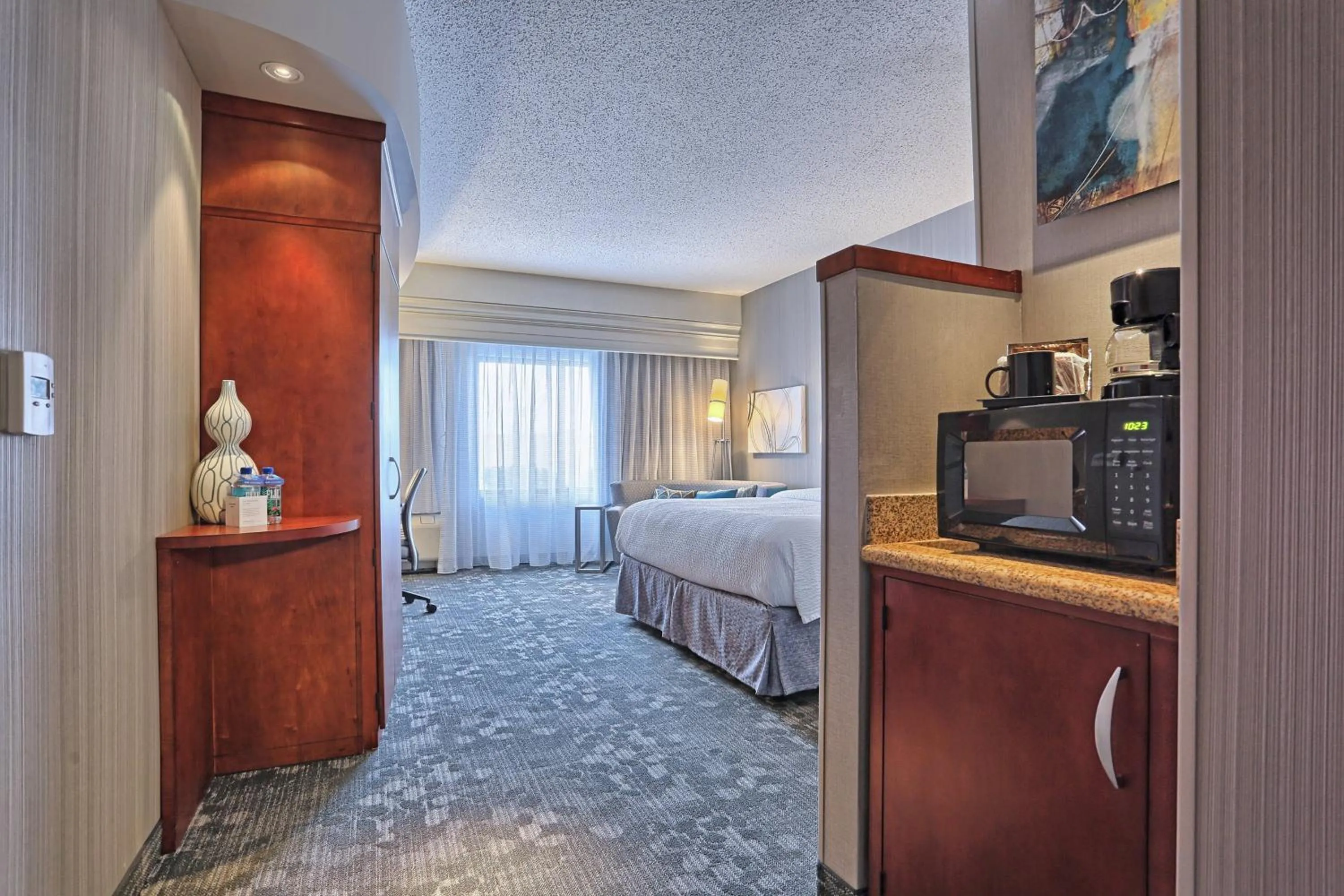 Photo of the whole room, Bed in Courtyard by Marriott Harrisburg West/Mechanicsburg