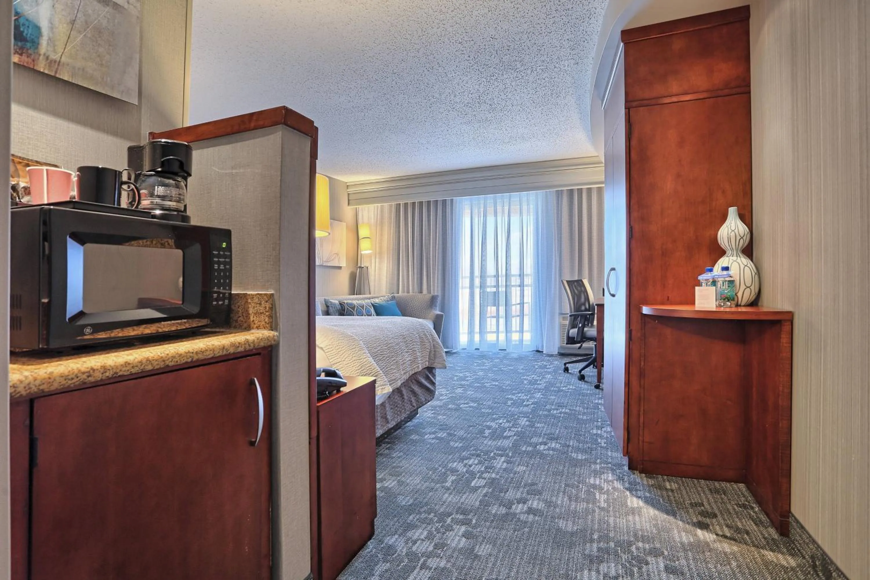 Photo of the whole room, Bed in Courtyard by Marriott Harrisburg West/Mechanicsburg