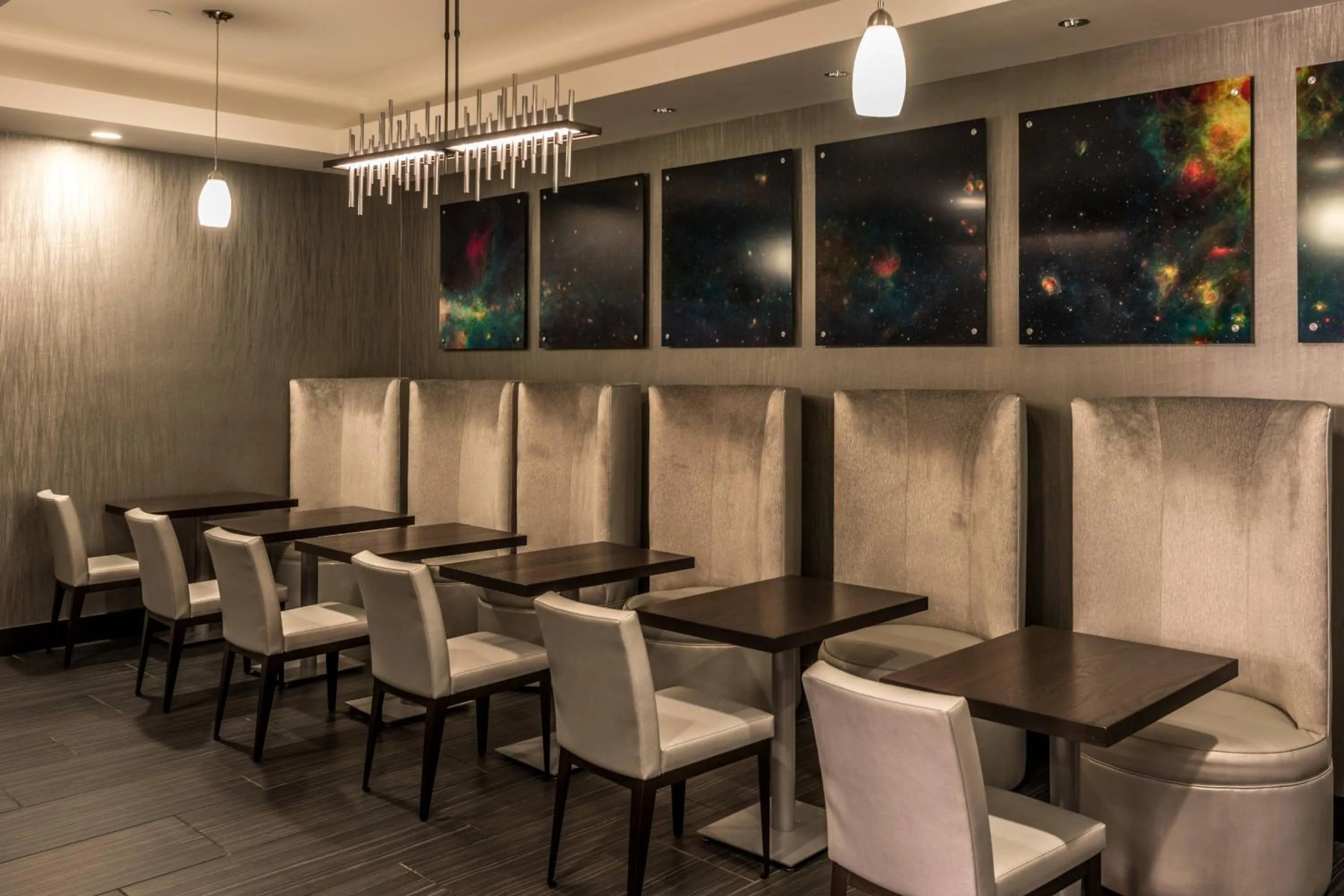 Lounge or bar in Huntsville Marriott at the Space & Rocket Center