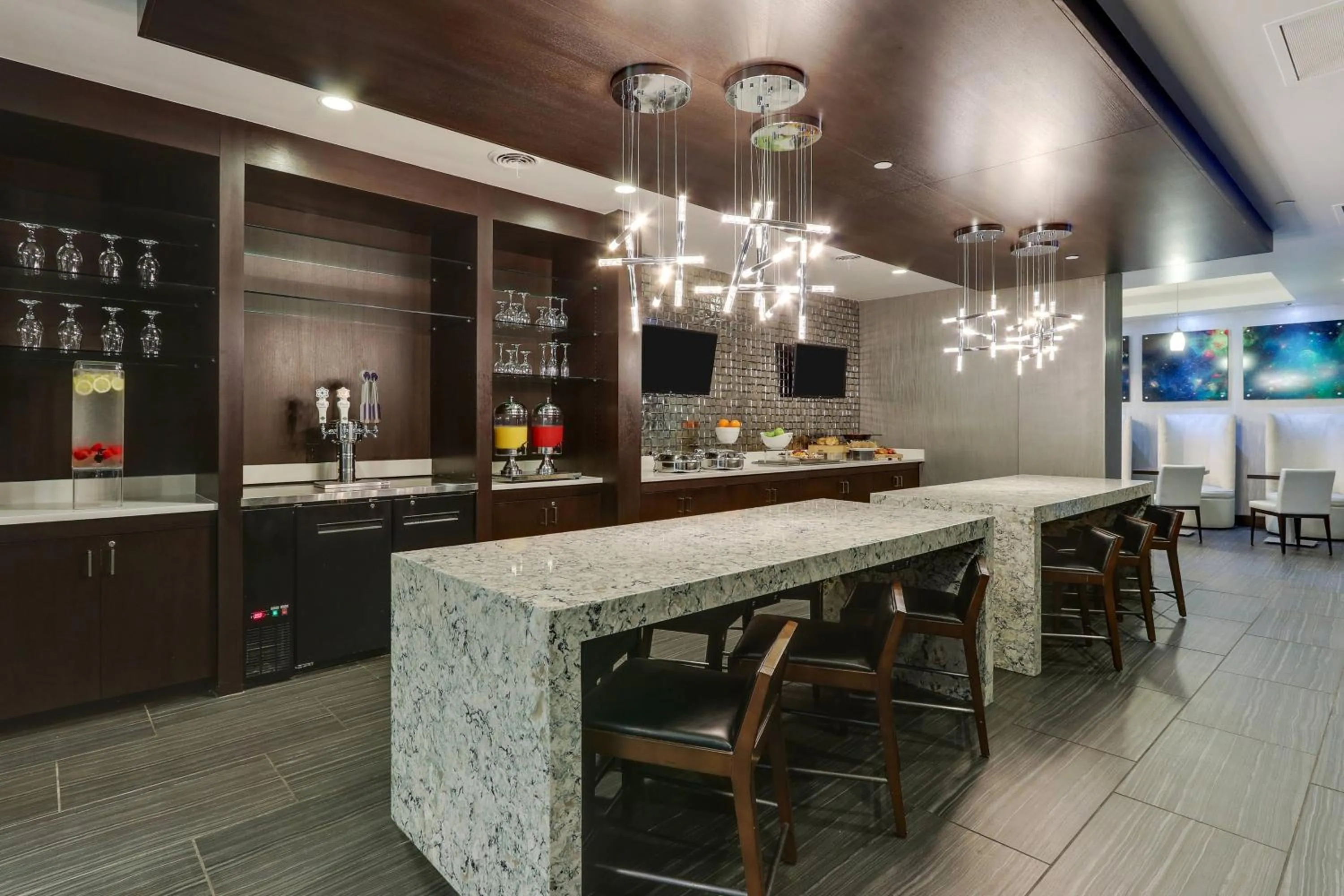 Lounge or bar in Huntsville Marriott at the Space & Rocket Center