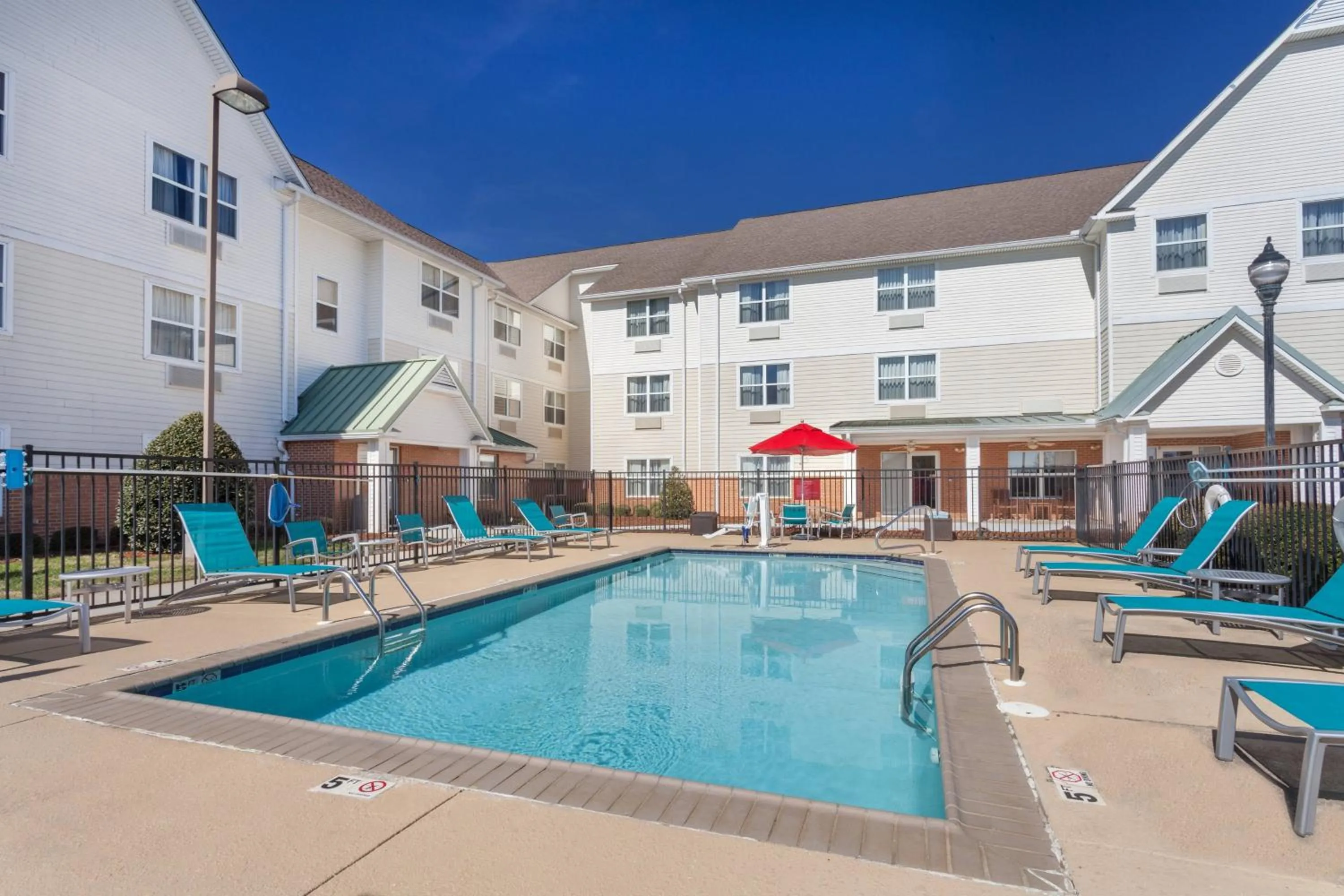 Swimming pool in TownePlace Suites Huntsville