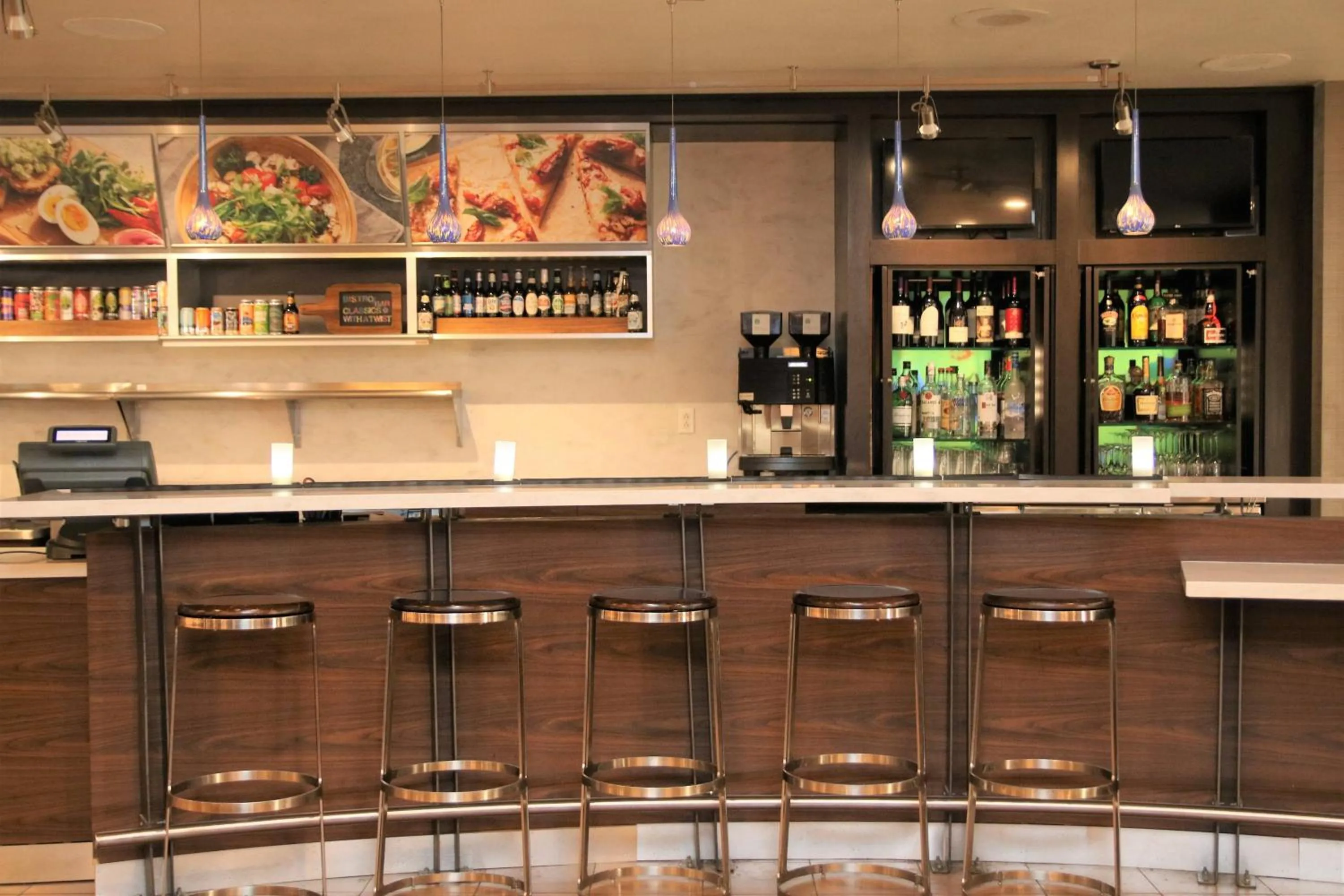 Lounge or bar in Courtyard Waterbury Downtown