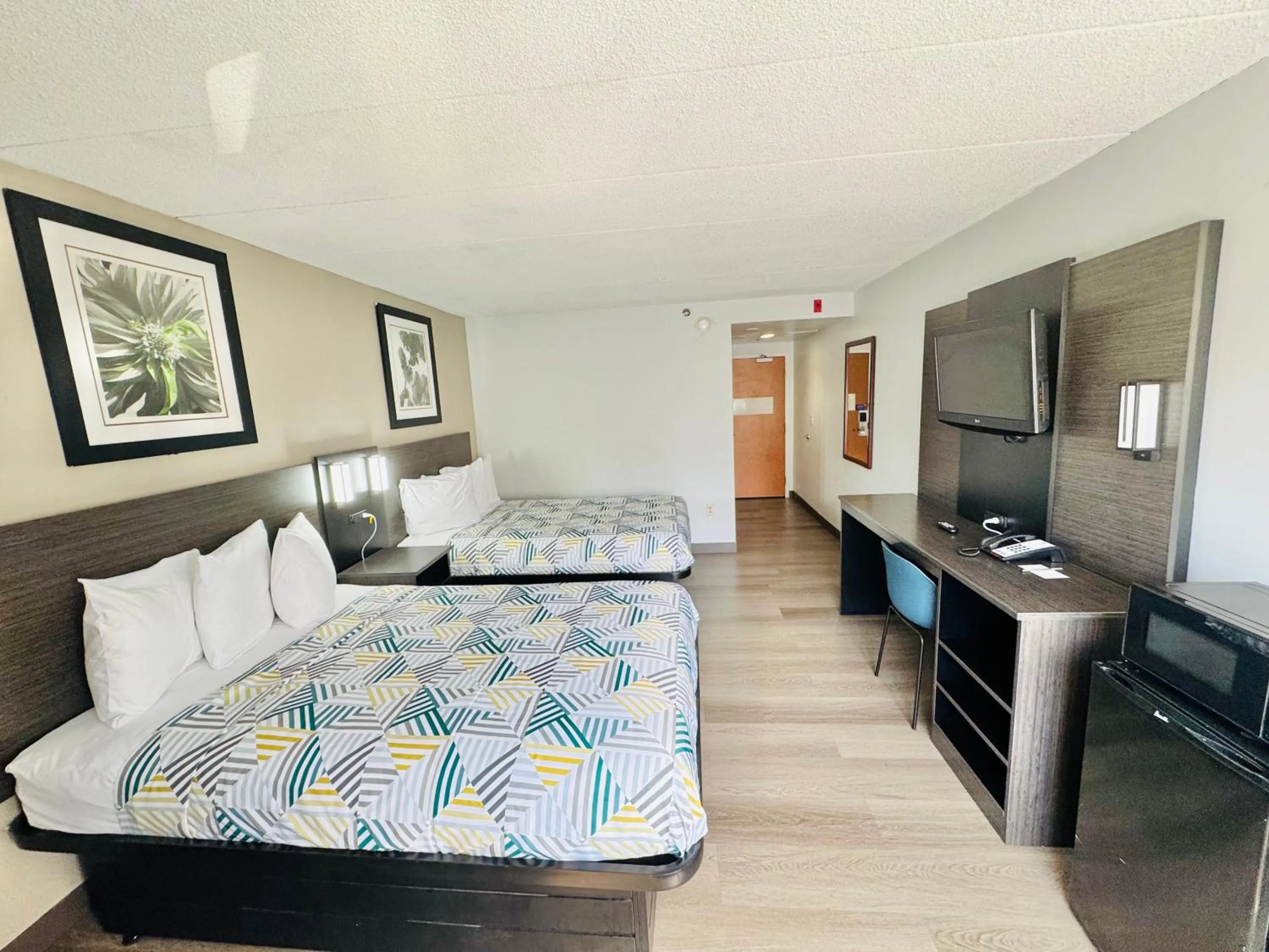 Bedroom, Bed in Motel 6-Milford, CT