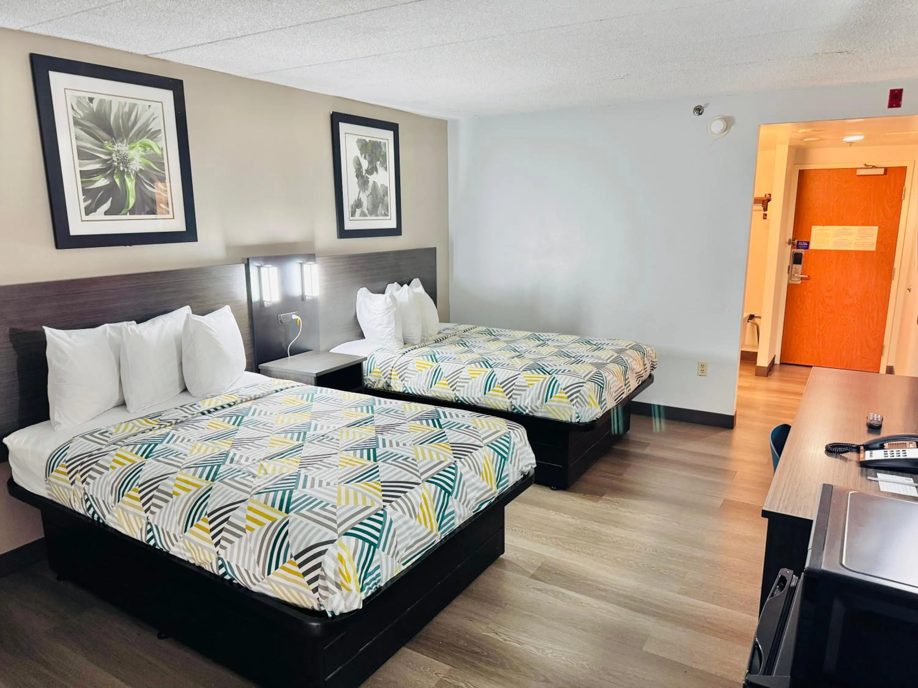 Bedroom, Bed in Motel 6-Milford, CT