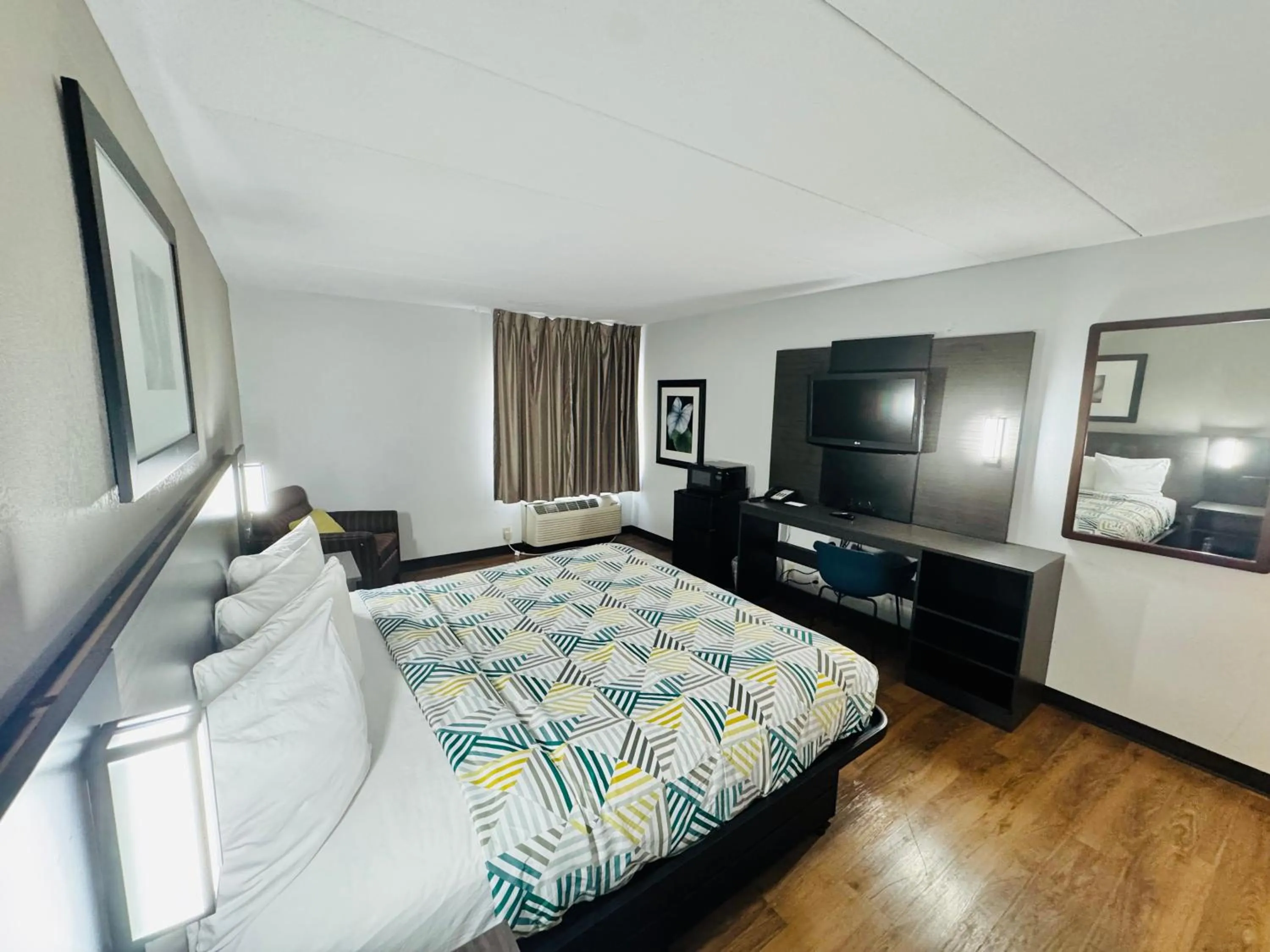 Bedroom, Bed in Motel 6-Milford, CT