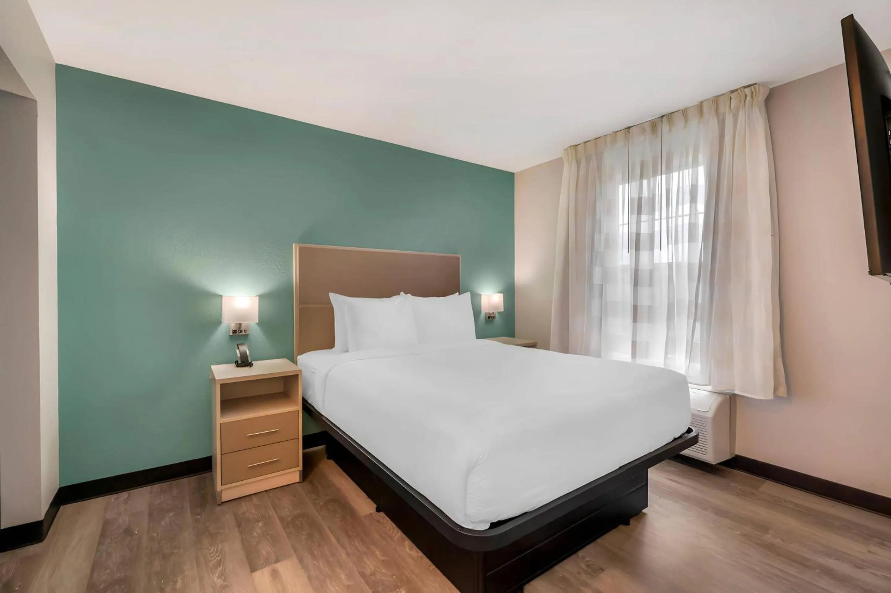 Bedroom, Bed in MainStay Suites Sterling near Dulles Town Center