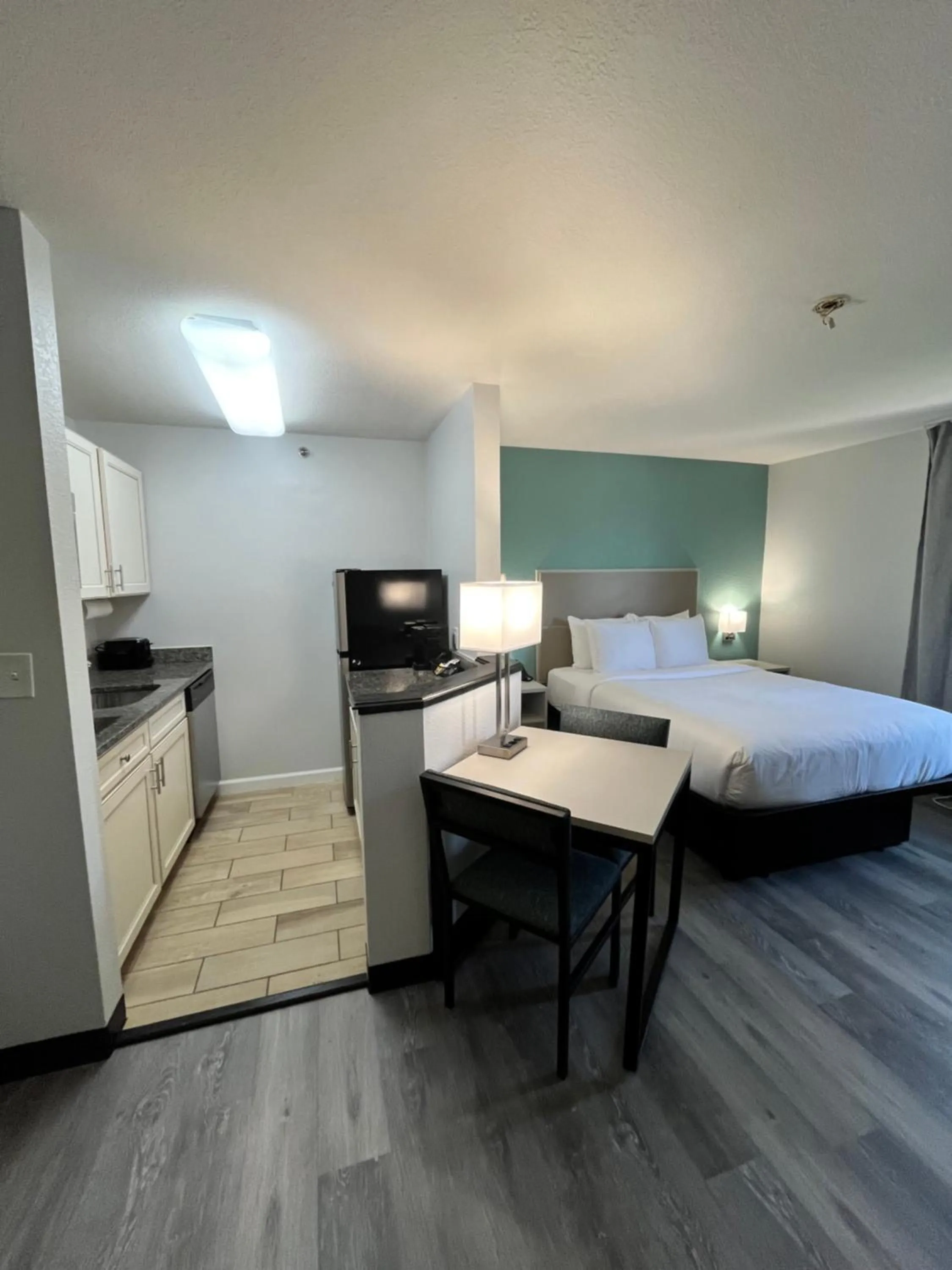 Kitchen or kitchenette, Bed in MainStay Suites Sterling near Dulles Town Center