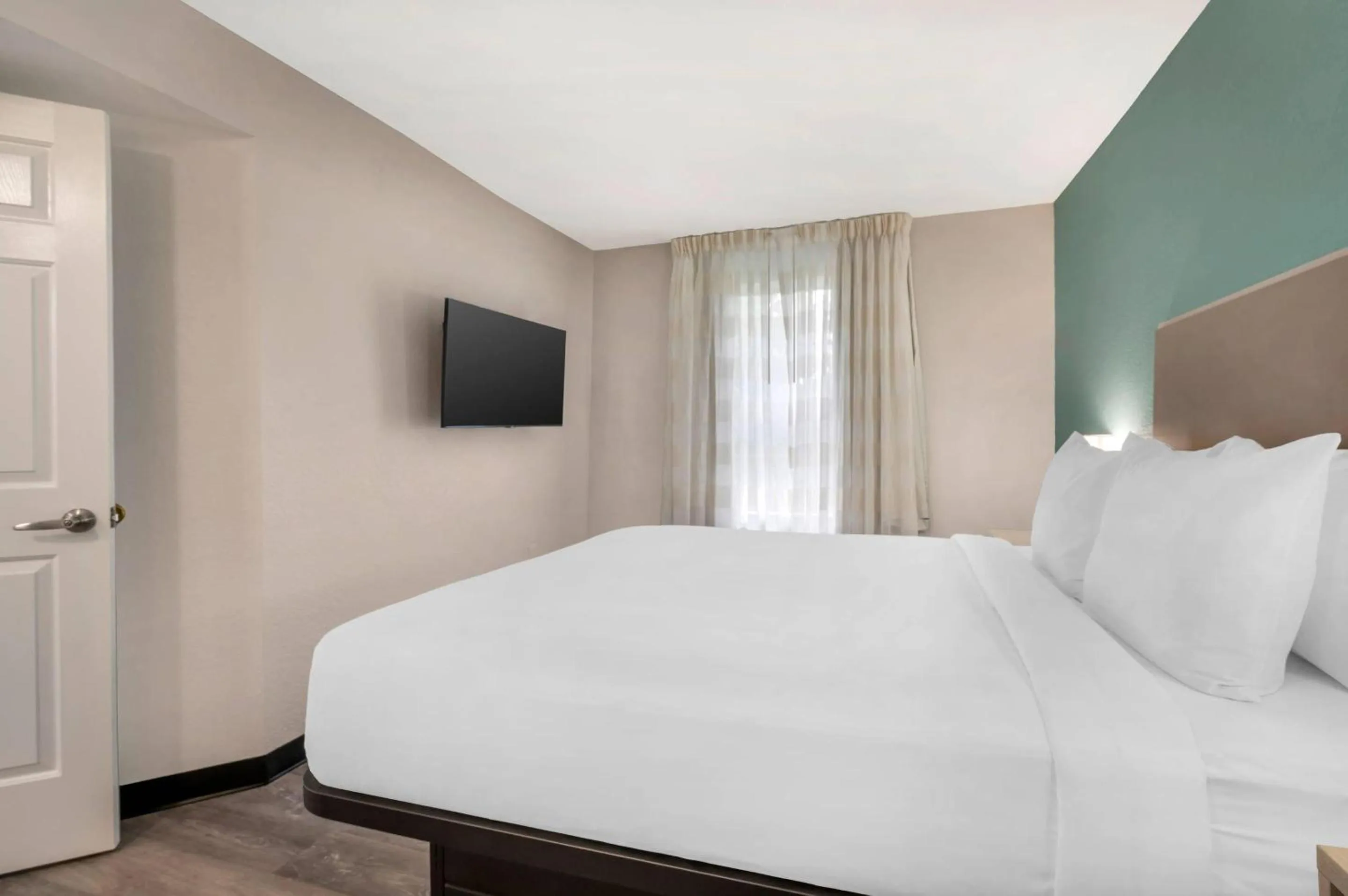 Bedroom, Bed in MainStay Suites Sterling near Dulles Town Center