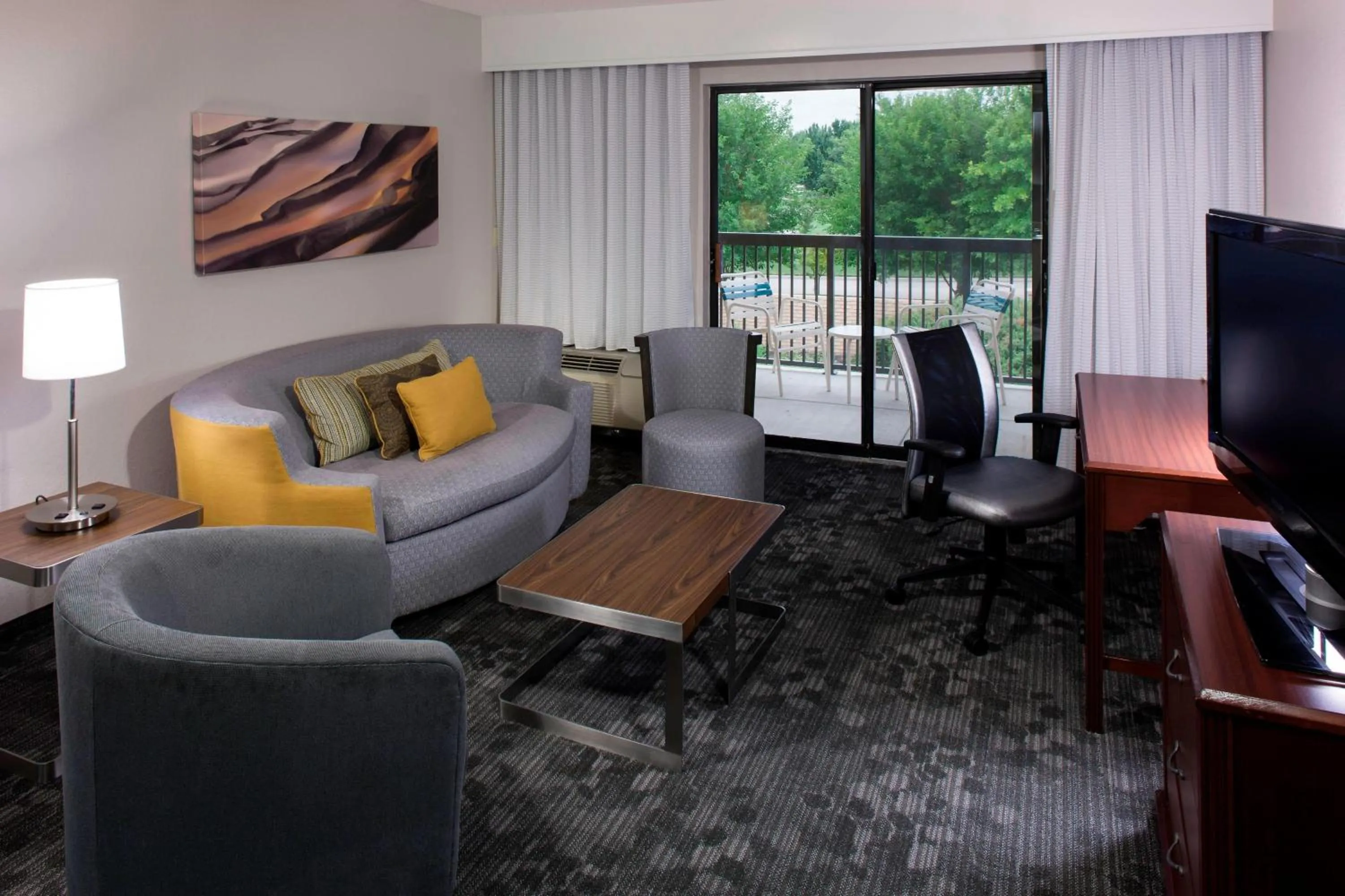 Living room in Courtyard by Marriott Wichita East