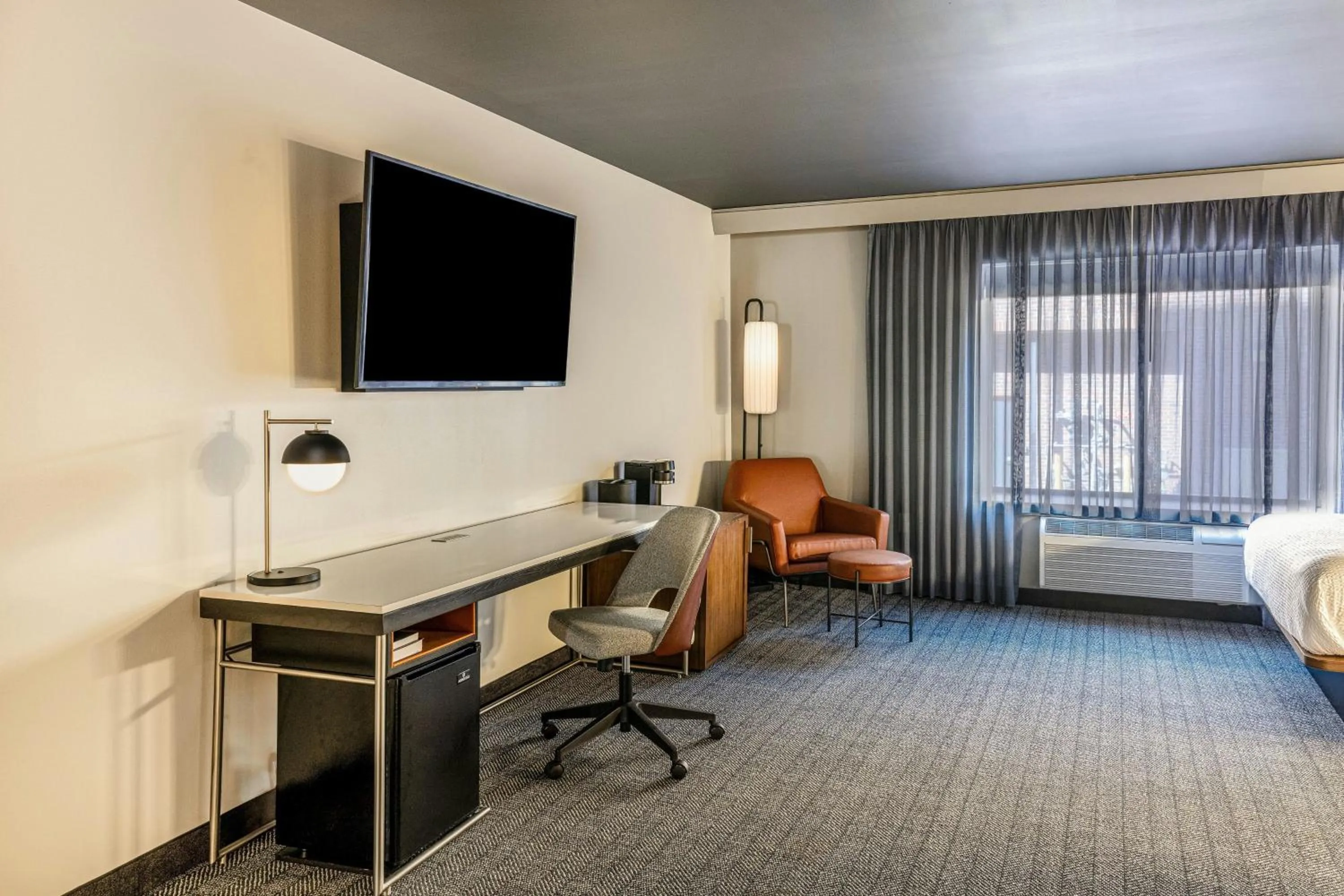 Lounge or bar, Bed in Courtyard by Marriott Wichita at Old Town