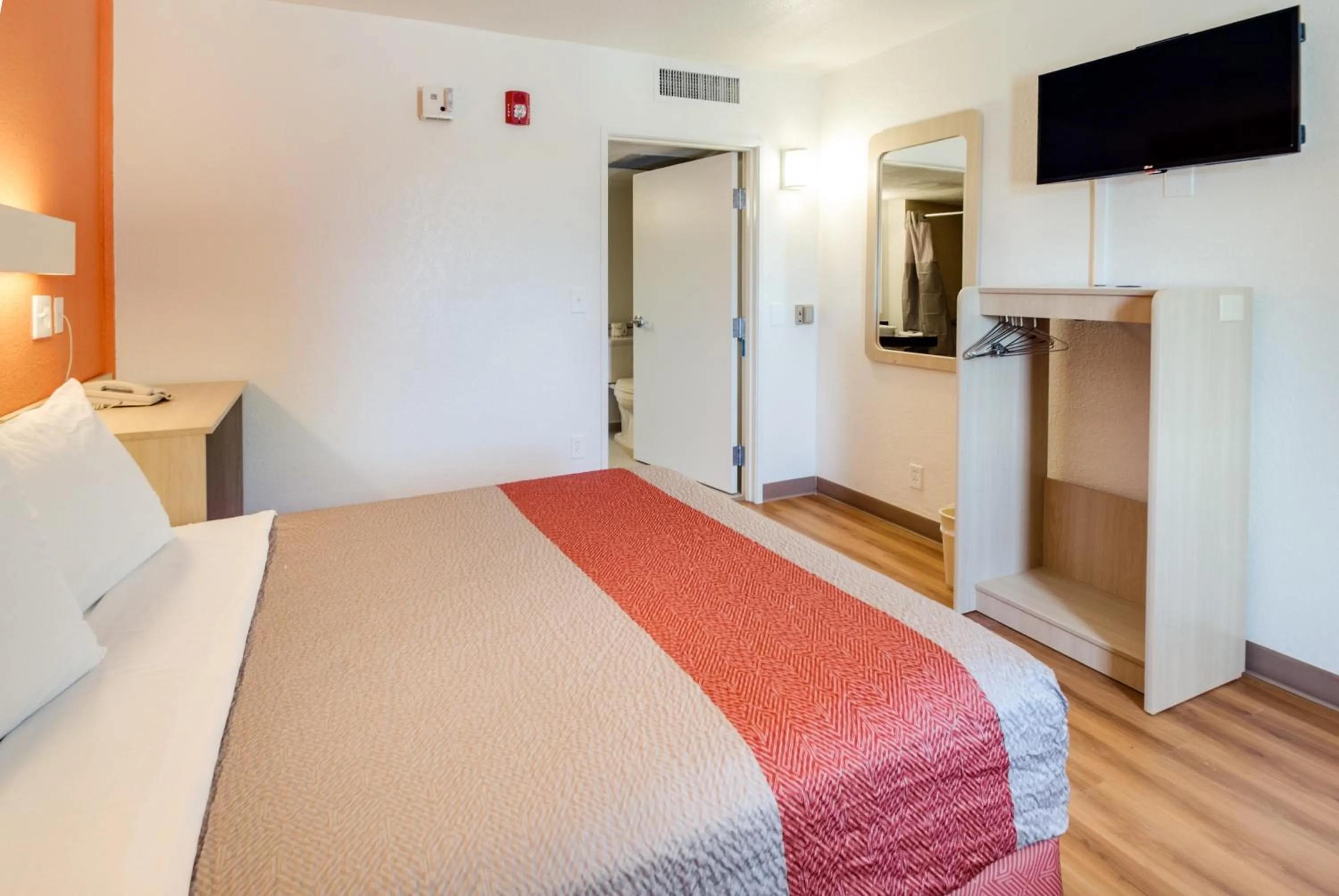 Bedroom, Bed in Motel 6-Lenexa, KS - Kansas City Southwest