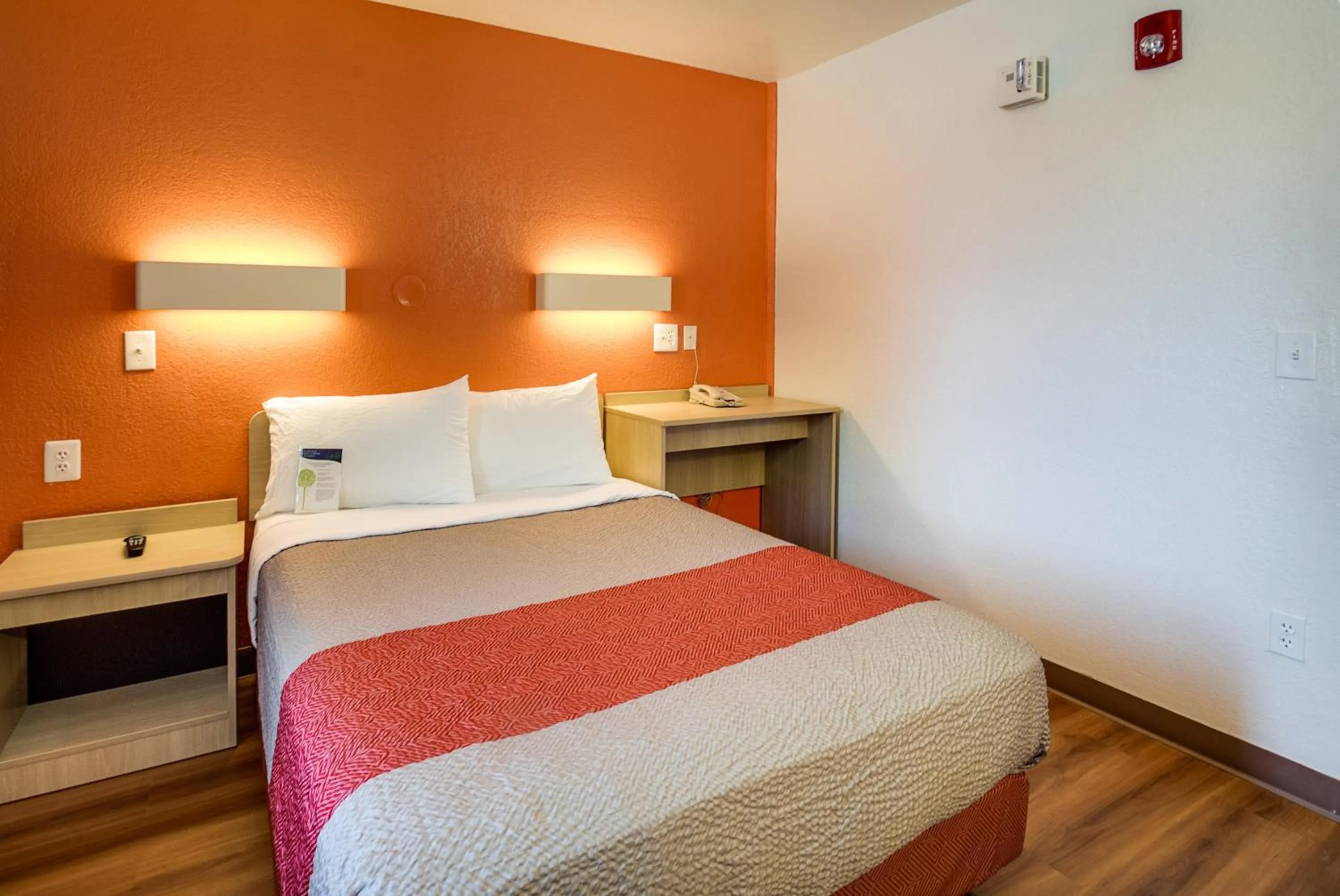 Bedroom, Bed in Motel 6-Lenexa, KS - Kansas City Southwest
