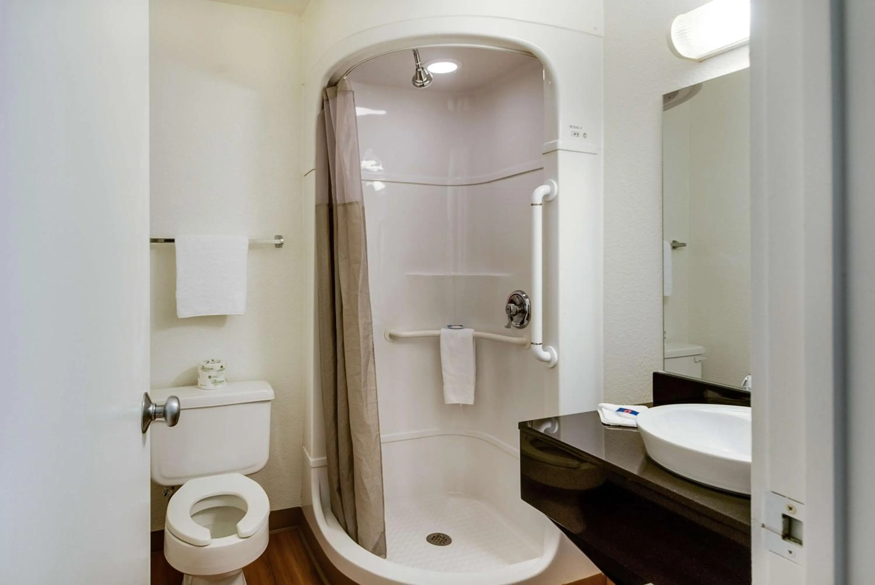 Bathroom in Motel 6-Lenexa, KS - Kansas City Southwest