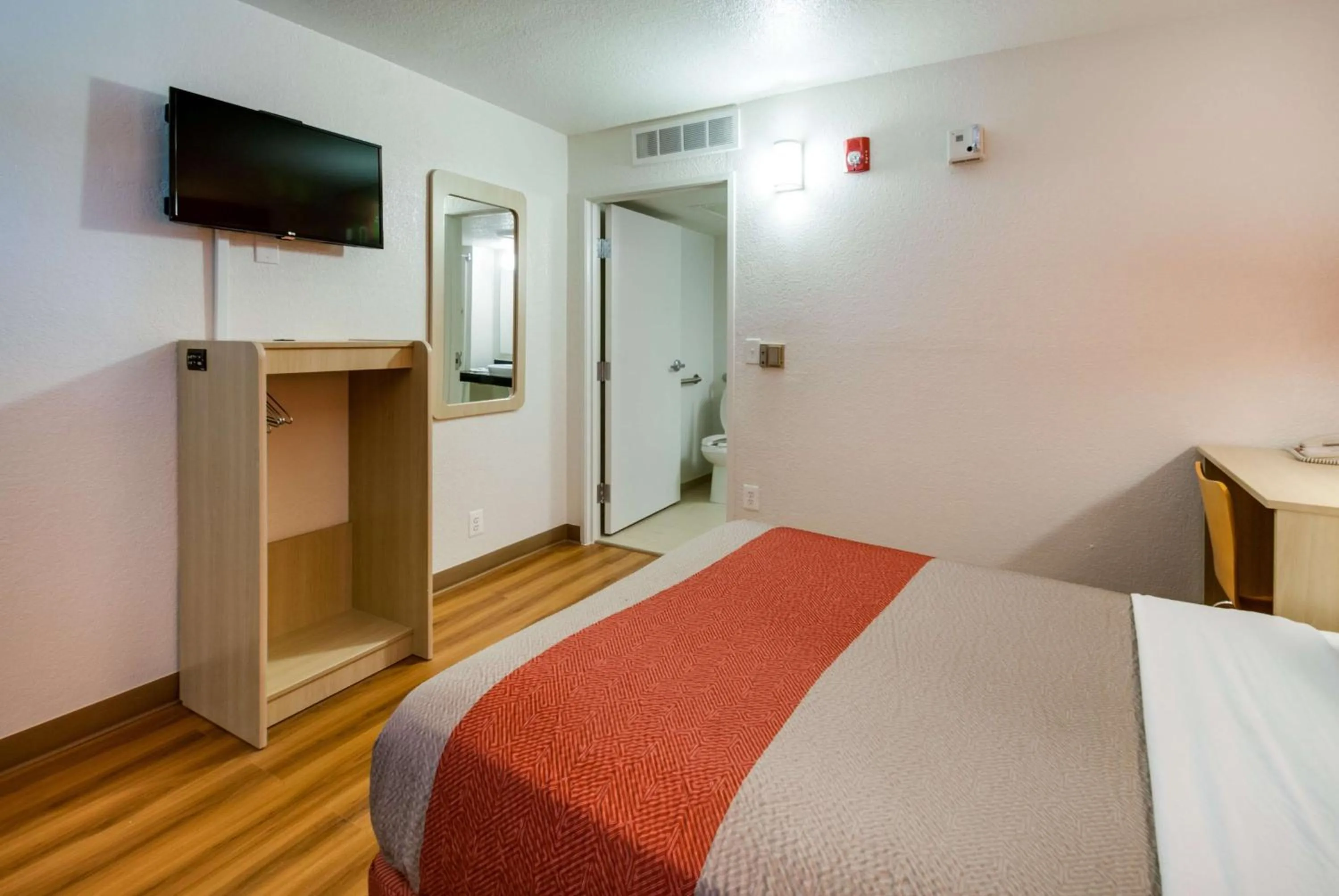 Photo of the whole room, Bed in Motel 6-Lenexa, KS - Kansas City Southwest