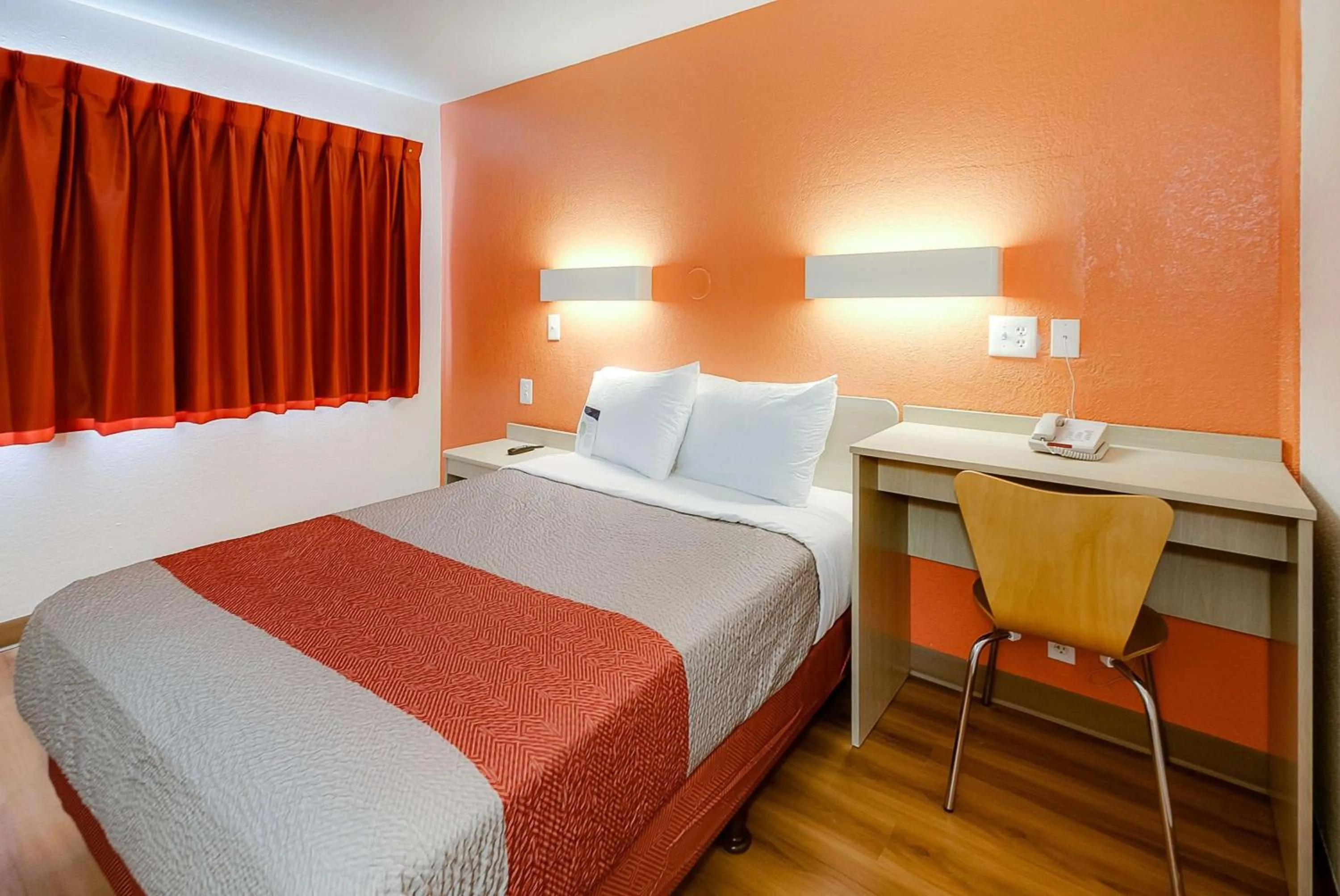 Photo of the whole room, Bed in Motel 6-Lenexa, KS - Kansas City Southwest