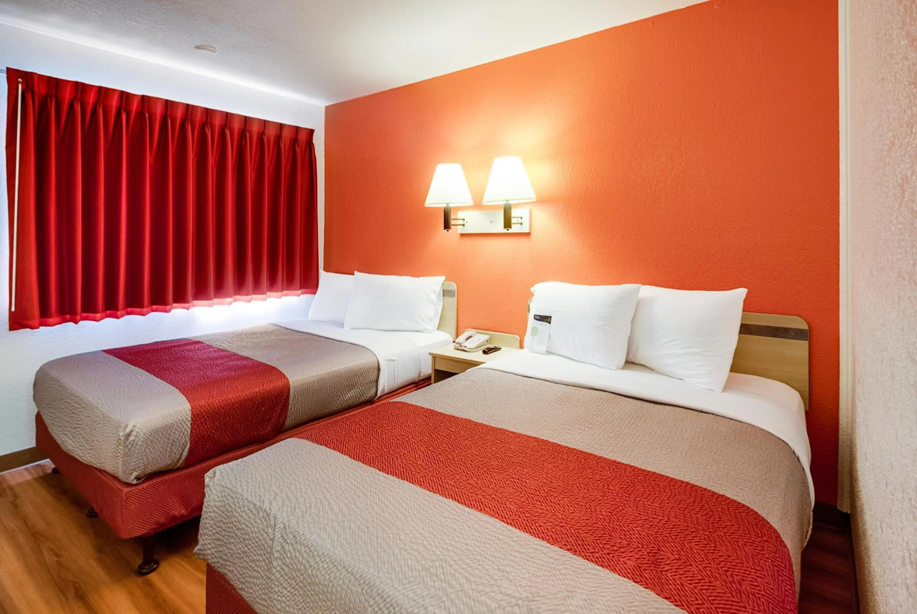 Bedroom, Bed in Motel 6-Lenexa, KS - Kansas City Southwest