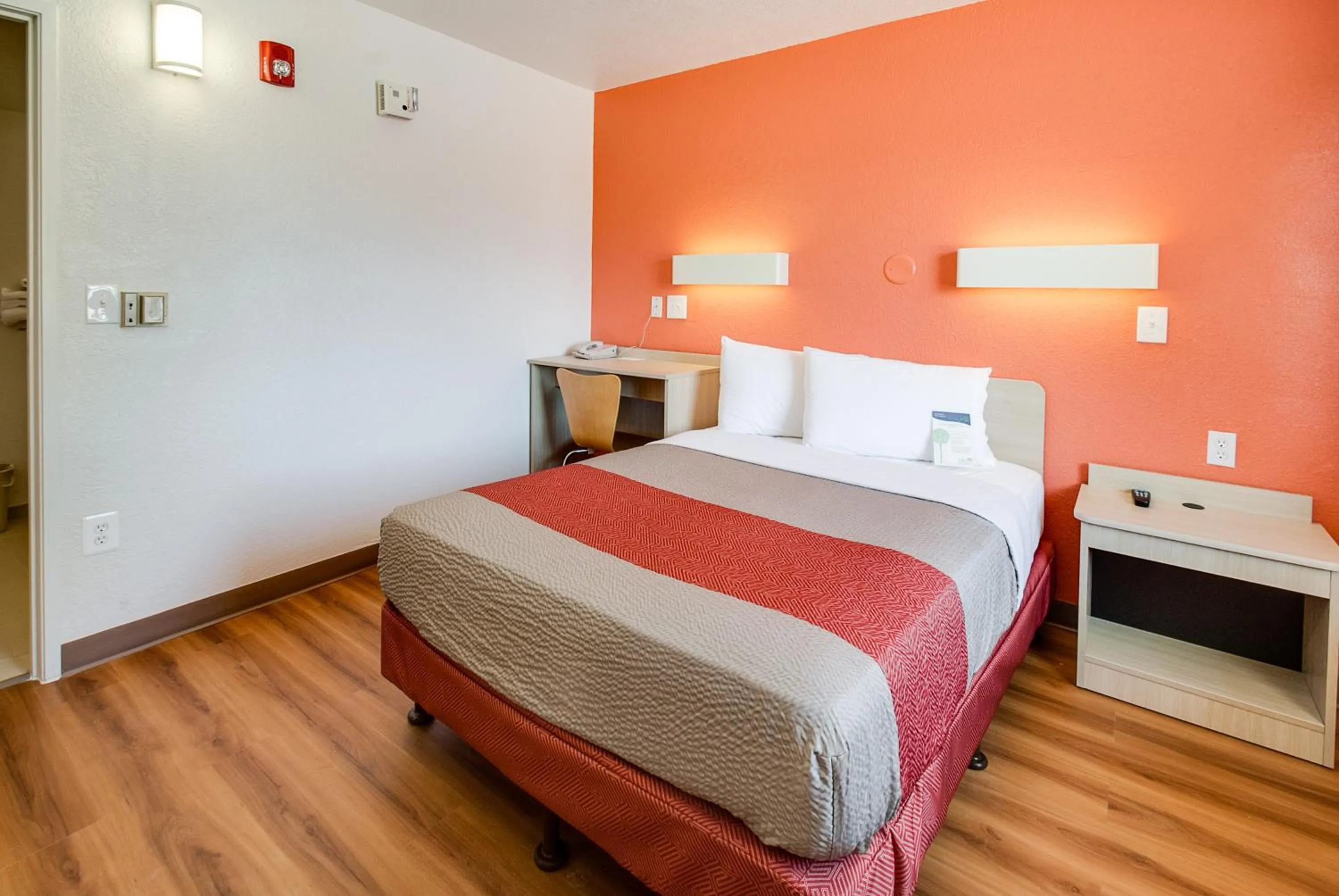 Bedroom, Bed in Motel 6-Lenexa, KS - Kansas City Southwest
