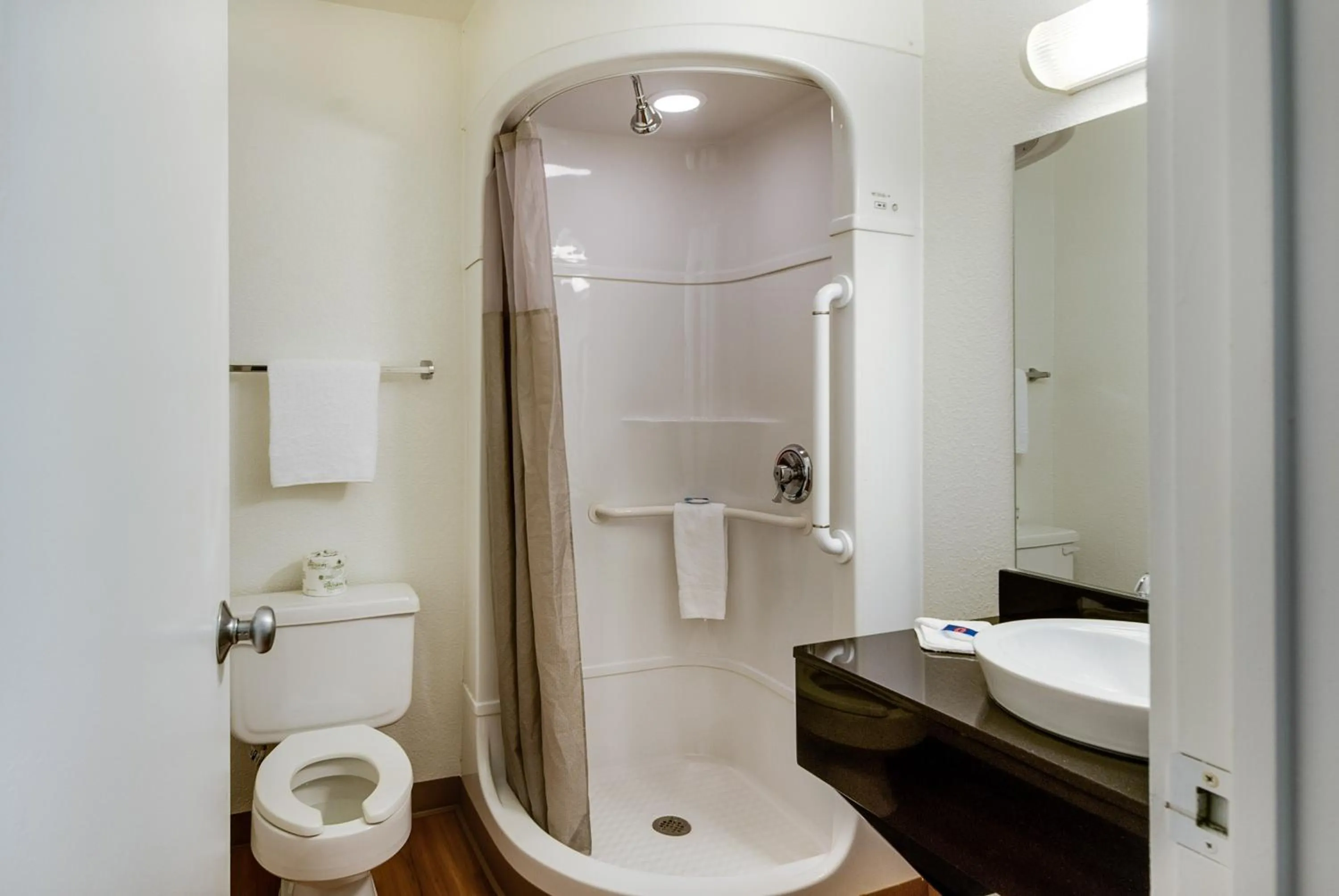 Bathroom in Motel 6-Lenexa, KS - Kansas City Southwest