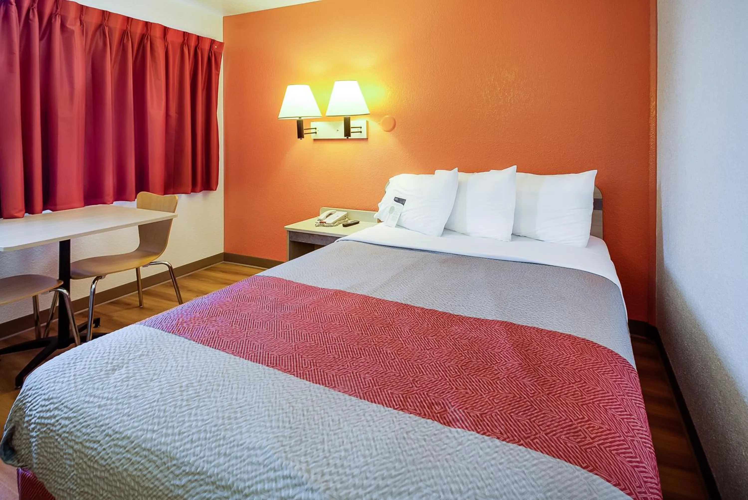 Bedroom, Bed in Motel 6-Lenexa, KS - Kansas City Southwest