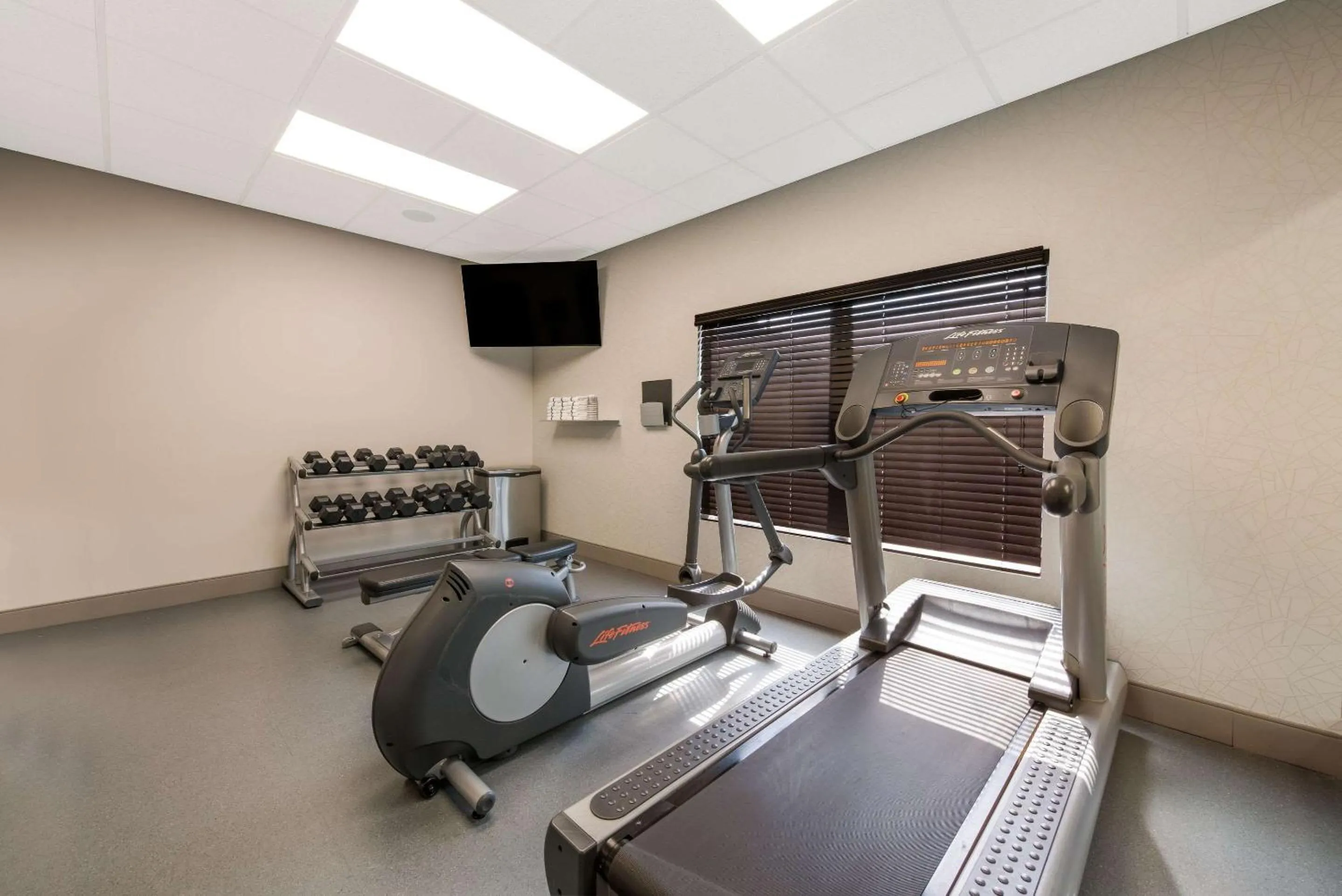 Fitness centre/facilities in Country Inn & Suites by Radisson, Wichita East, KS