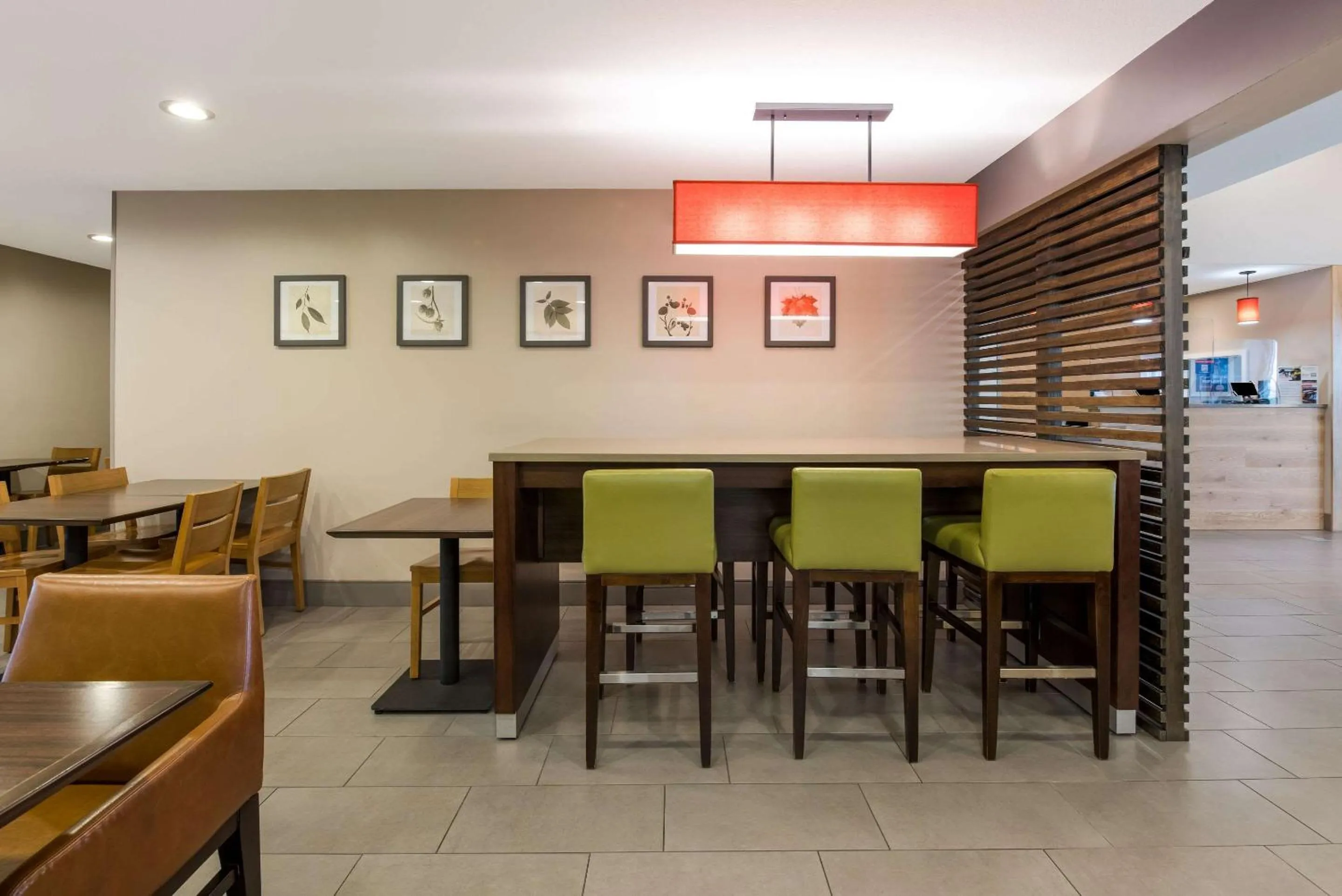 Breakfast in Country Inn & Suites by Radisson, Wichita East, KS