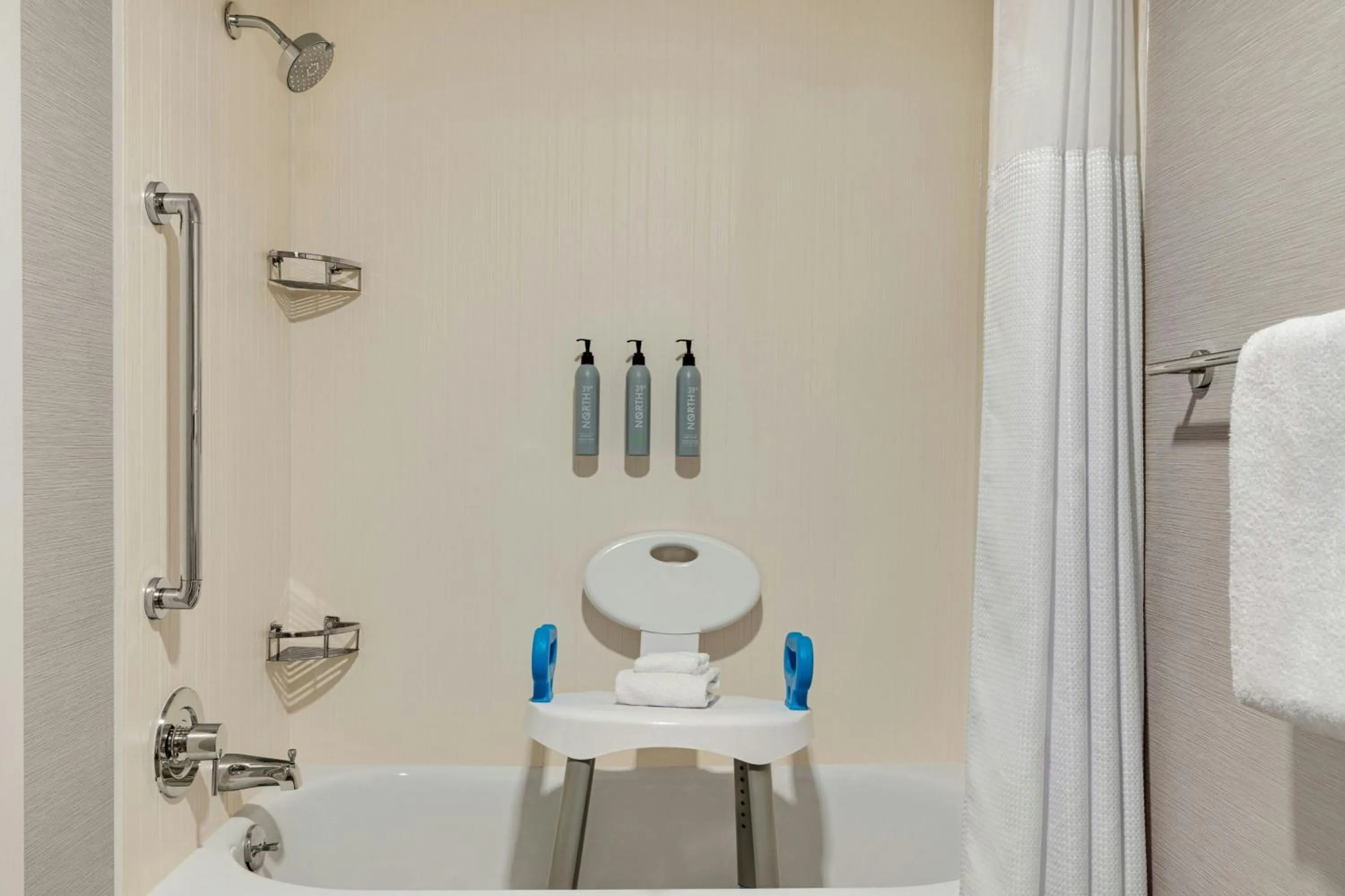 Photo of the whole room in Courtyard Wilmington Brandywine