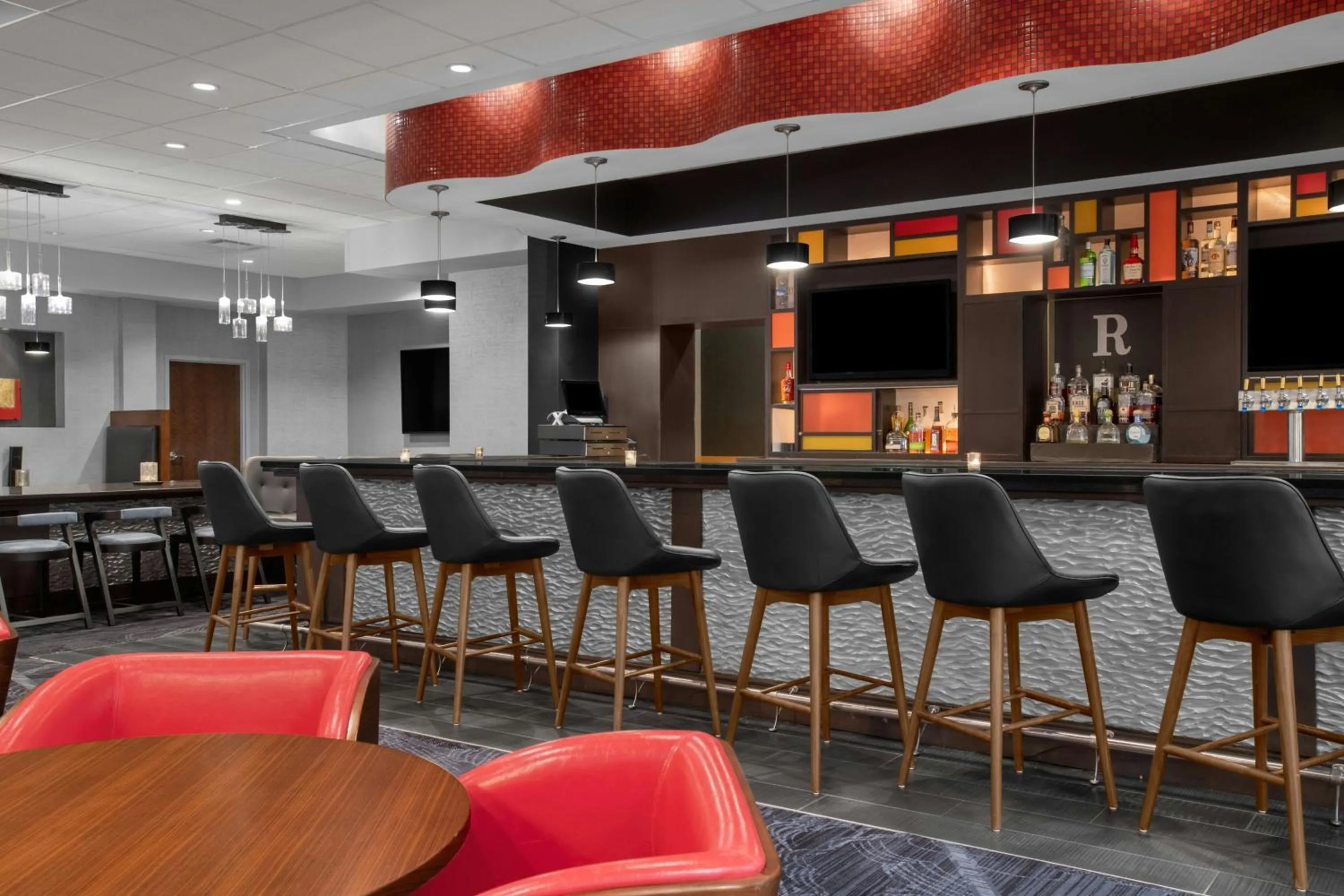 Lounge or bar in Renaissance Indianapolis North Hotel