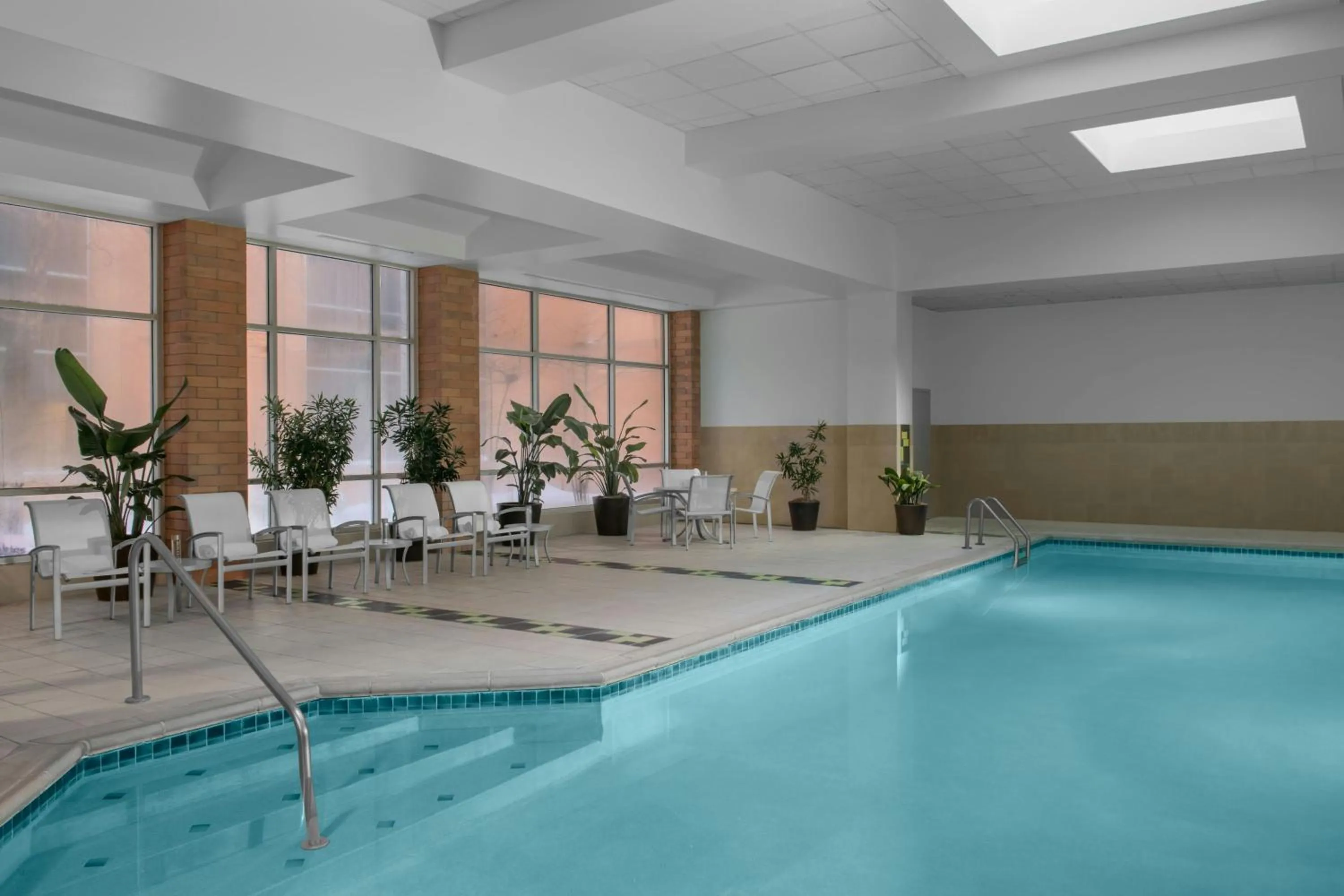 Swimming pool in Renaissance Indianapolis North Hotel