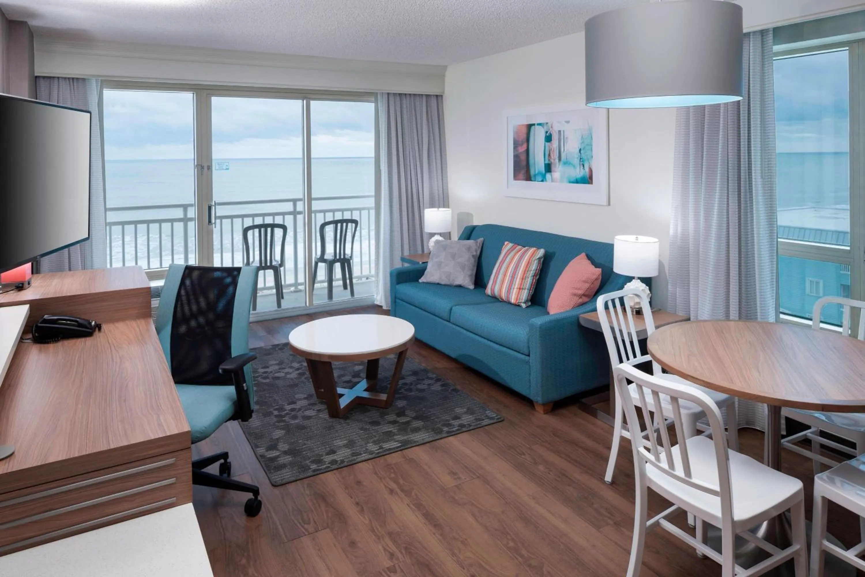 Living room in Courtyard by Marriott Carolina Beach Oceanfront