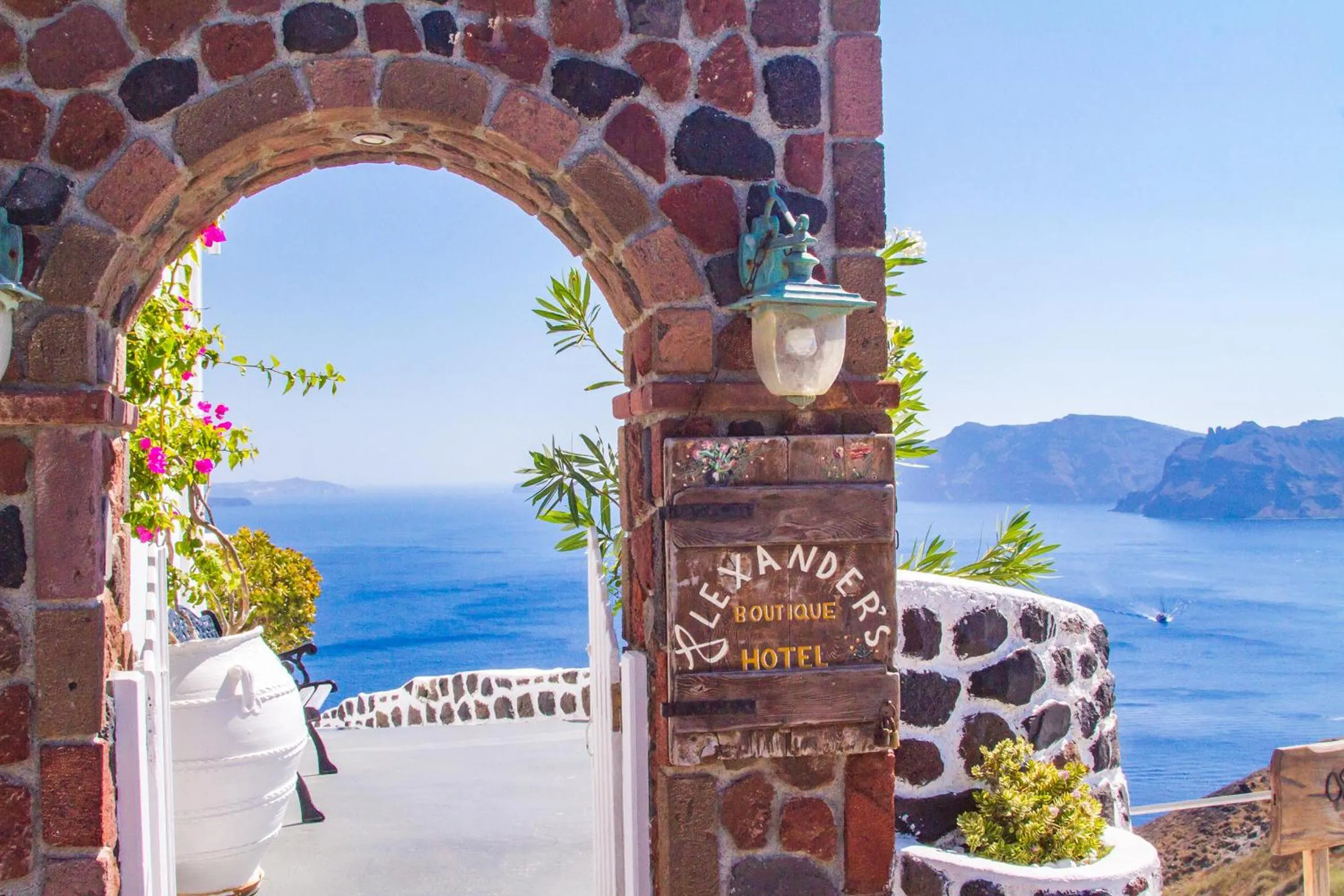 Facade/entrance in Alexander's Suites