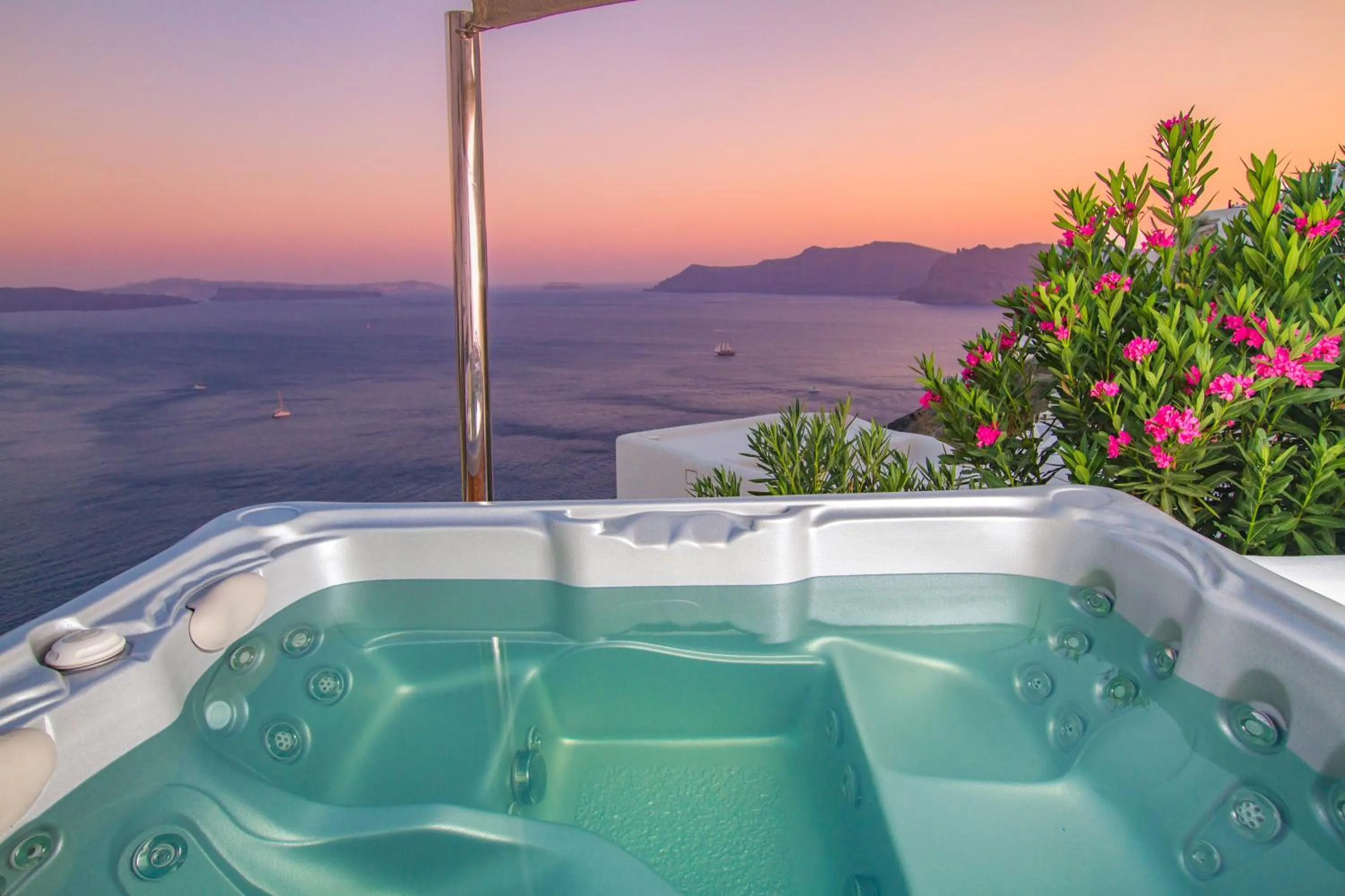 Hot Tub in Alexander's Suites