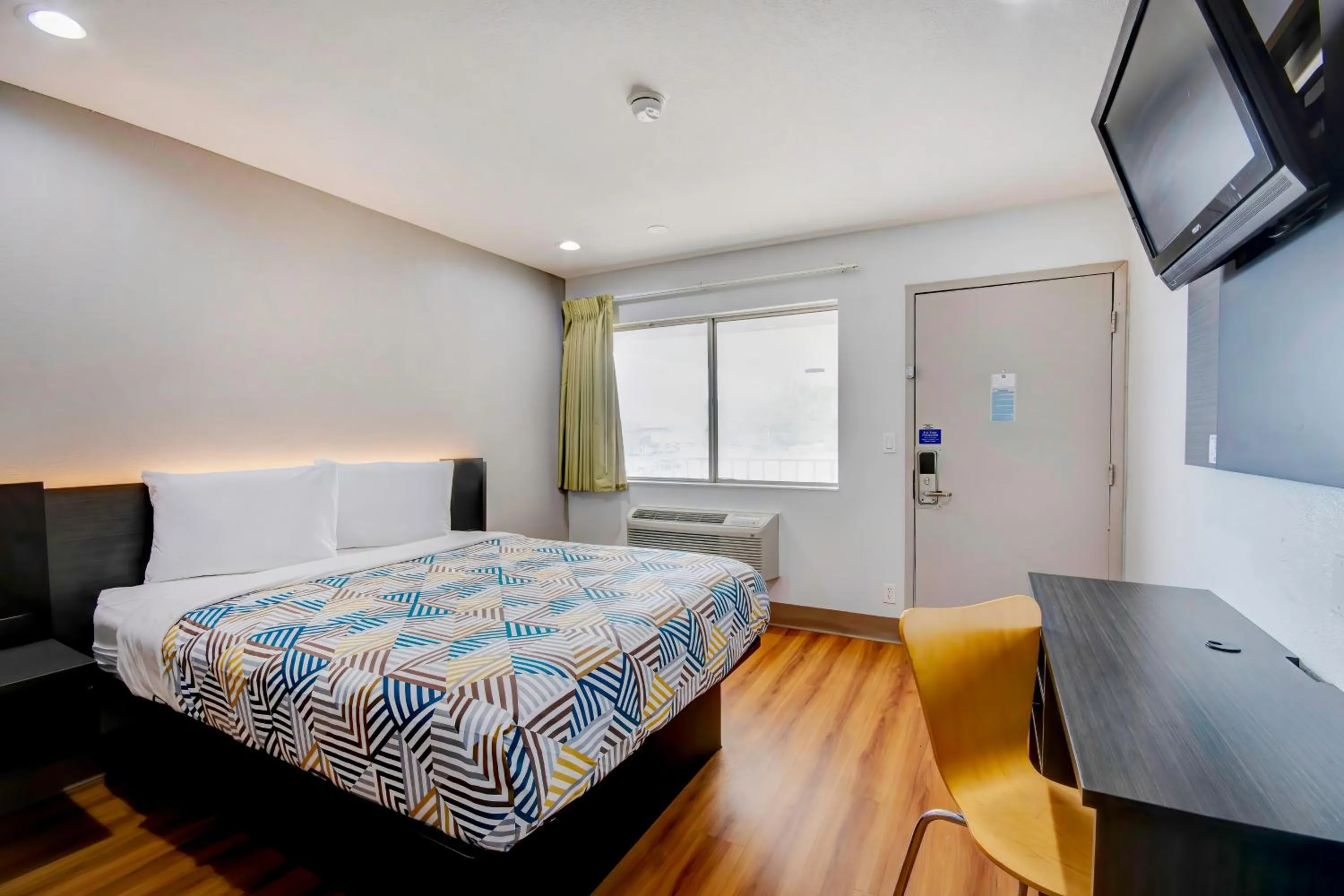 Bed in Motel 6-Port Allen, LA - Baton Rouge